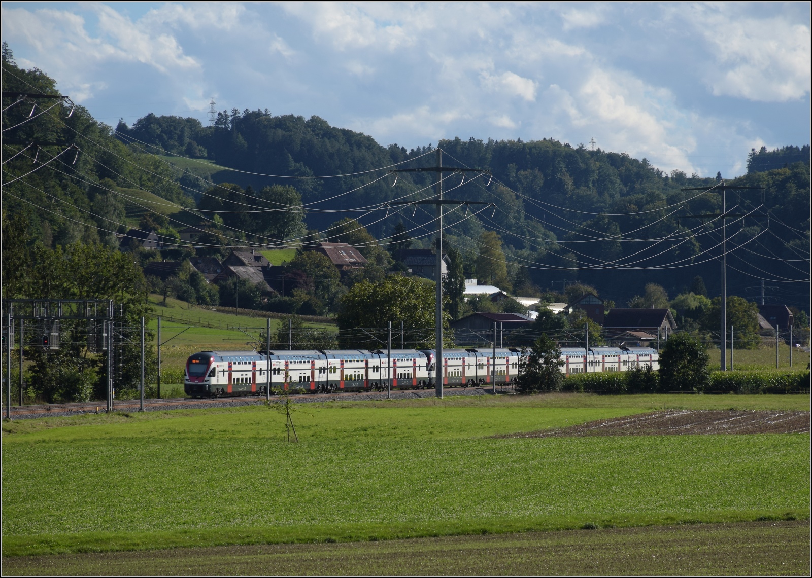 Ein unbekannt gebliebener RABe 511 0xx und RABe 511 120 richtung Burgdorf bei Hermiswil. September 2022.