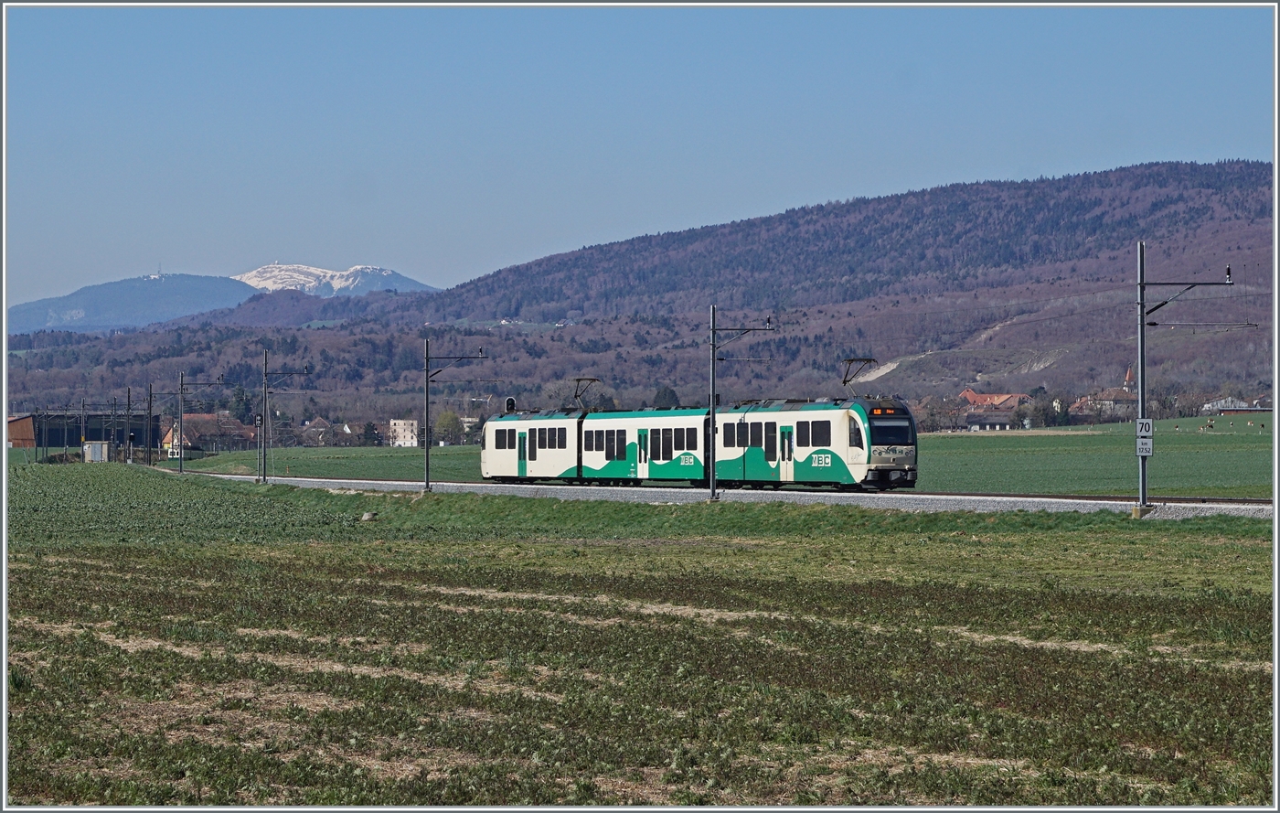 Ein Zug-such-Bild; natrlich ist nicht der BAM Regionalzug 114 von Morges nach Bire mit den SURF Be 4/4 N 32 am Zugschluss und einem weiteren  kurz vor Bire der zu suchende Zug, sondern im Hintergrund zeigt sich ein alter BDe 4/4 auf dem in  Bire Jonction  abzweigenden Gleis zum Waffenplatz von Bire. 

5. April 2023