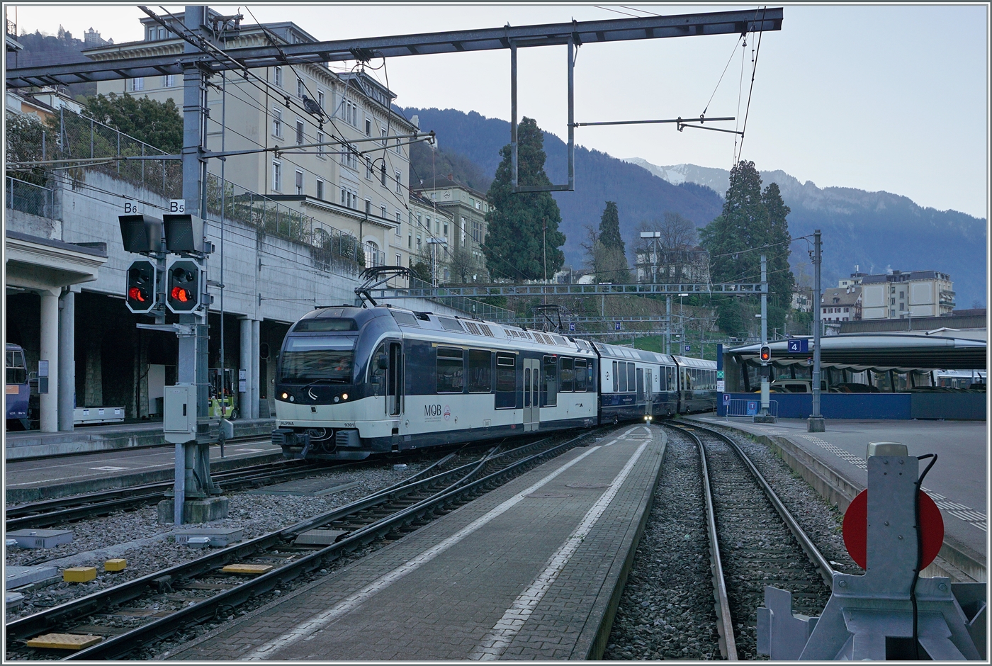 Eine eher ungewöhnliche Rangierkomposition nähert sich in Montreux den Bahnsteiggleisen: Der MOB ABe 4/4 9301 rangiert GPX Wagen. 

4. April 2025