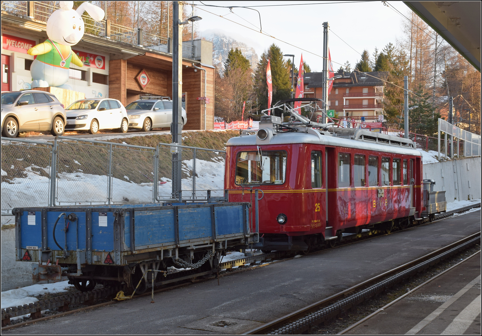 Eine genaue Betrachtung dieses unbekannt gebliebenen Wagens lässt sein Alter auch auf über 100 Jahre vermuten. Von der Konstruktion ähnelt er dem Wagen L 302. Dahinter der BVB-Flèche Beh 2/4 25 aus dem Jahr 1944. Villars-sur-Ollon, Januar 2026.