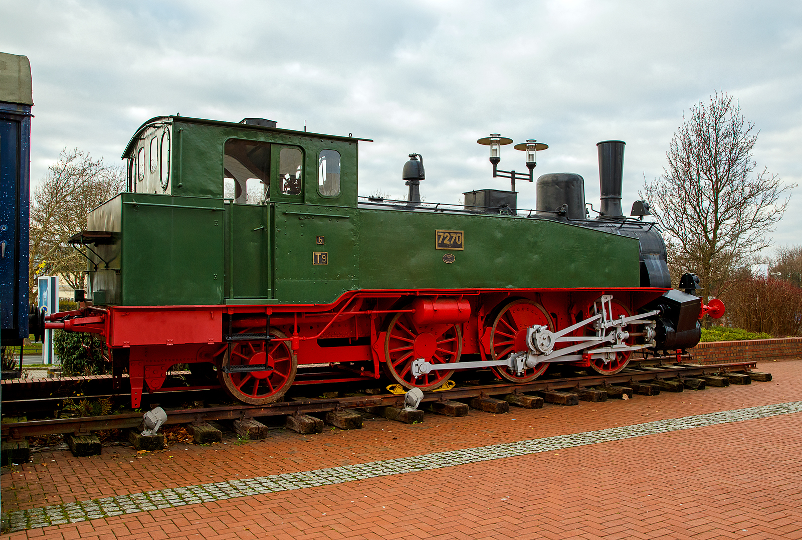 Eine der letzten erhaltenen preußischen T 9.1....
Die Denkmal-Dampflok „7270 Cöln“, ex DRG 90 009, ex KPEV 7270 Cöln, ex KPEV 1833 Cöln am 25.12.2018 vor dem Starlight Express Theater in Bochum. 

Die preußische T 9.1 wurde 1893 von A. Borsig in Berlin-Tegel unter der Fabriknummer 4431gebaut und als 1833 Cöln an die Königlich Preußische Staatseisenbahnen (K.P.St.E.) geliefert, 1906 erfolgte eine Umzeichnung in Preußische Staatsbahn (P.St.B.) T9 Cöln 7270.  Zum 1. April 1920 gingen die Länderbahnen in den Deutschen Reichseisenbahnen auf, so erfolgte die Umzeichnung in DRG 90 009. Im Jahr 1925 wurde sie ausgemustert und an Pfeifer & Langen als Werkslok für die Zuckerfabrik Euskirchen verkauft. Dort blieb sie bis 1968 und ging dann die Deutsche Gesellschaft für Eisenbahngeschichte e.V. (DGEG) und war bis 1973 in Erndtebrück abgestellt und kam dann nach Bochum-Dahlhausen. Nach der Restaurierung 2015 bei Interlok in (Piła in Polen) wurde sie vor der Starlighthalle in Bochum aufgestellt.

Nur eine weitere T 9.1 ist erhalten geblieben diese steht im Süddeutschen Eisenbahnmuseum Heilbronn als Cöln 1857, ex DRG 90 042,  ex 7294 Cöln.

Die vereinzelt in preußischen Regionen beschafften C 1-Lokomotiven, hauptsächlich die Bauarten Elberfeld und Langenschwalbach, waren zunächst speziell für besondere Einsatzstrecken entstanden. Als es Anfang der 1890er Jahre zu einer Steigerung des Güterverkehrs kam, sah sich auch die Preußische Staatsbahn zur Entwicklung einer 3/4 gekuppelten Tenderlok genötigt. Im Abstand von wenigen Wochen kamen zum Jahreswechsel 1892/93 zu Vergleichszwecken von Borsig in Berlin eine C1´n2t und von Union in Königsberg eine 1´Cn2t zur Auslieferung. Später unterschied man sie in die Gattungen T 9.1 und T 9.2. Die Loks wurden aus praxisnaher Sicht gerade wegen Zuverlässigkeit und Laufruhe gelobt. Nicht umsonst wurde die Bauart in die Normalien aufgenommen und weiterbeschafft. Für die T 9.1 galt das Musterblatt III-4f.

Bis zum Jahre 1901 nahm die Königlich Preußische Eisenbahn-Verwaltung (KPEV) insgesamt 420 Lokomotiven dieser Bauart in Betrieb. Neben Borsig beteiligten sich auch die Lokfabriken Grafenstaden, Hanomag, Henschel, Hohenzollern, Schichau und Union am Bau der T 9.1, die in allen zwanzig Direktionen der KPEV zum Einsatz kamen. Weitere fünfzehn bauartgleiche Loks gingen an deutsche Privatbahnen und auch die Schantungbahn im deutschen Pachtgebiet Kiautschou in China erhielt sechs Loks zugeteilt. Bis zum ersten Weltkrieg blieb der Bestand weitgehend unverändert. 

TECHNISCHE DATEN:
Gebaute Anzahl: 426
Hersteller:  Borsig, Grafenstaden, Hanomag, Henschel, Hohenzollern, Schichau, Union-Gießerei
Baujahre:  1892–1901
Bauart:  C1' n2t
Spurweite:  1.435 mm (Normalspur)
Länge über Puffer:  11.320 mm
Dienstgewicht: 54,5 t
Höchstgeschwindigkeit:  60 km/h
Treibraddurchmesser:  1.350 mm
Laufraddurchmesser (hinten): 1.000 mm
Zylinderanzahl:  2
Zylinderdurchmesser:  430 mm
Kolbenhub: 630 mm
Kesselüberdruck: 12 bar
Leistung: 530 PS
Wasservorrat: 5,8 m³
Kohlevorrat: 1,5 t