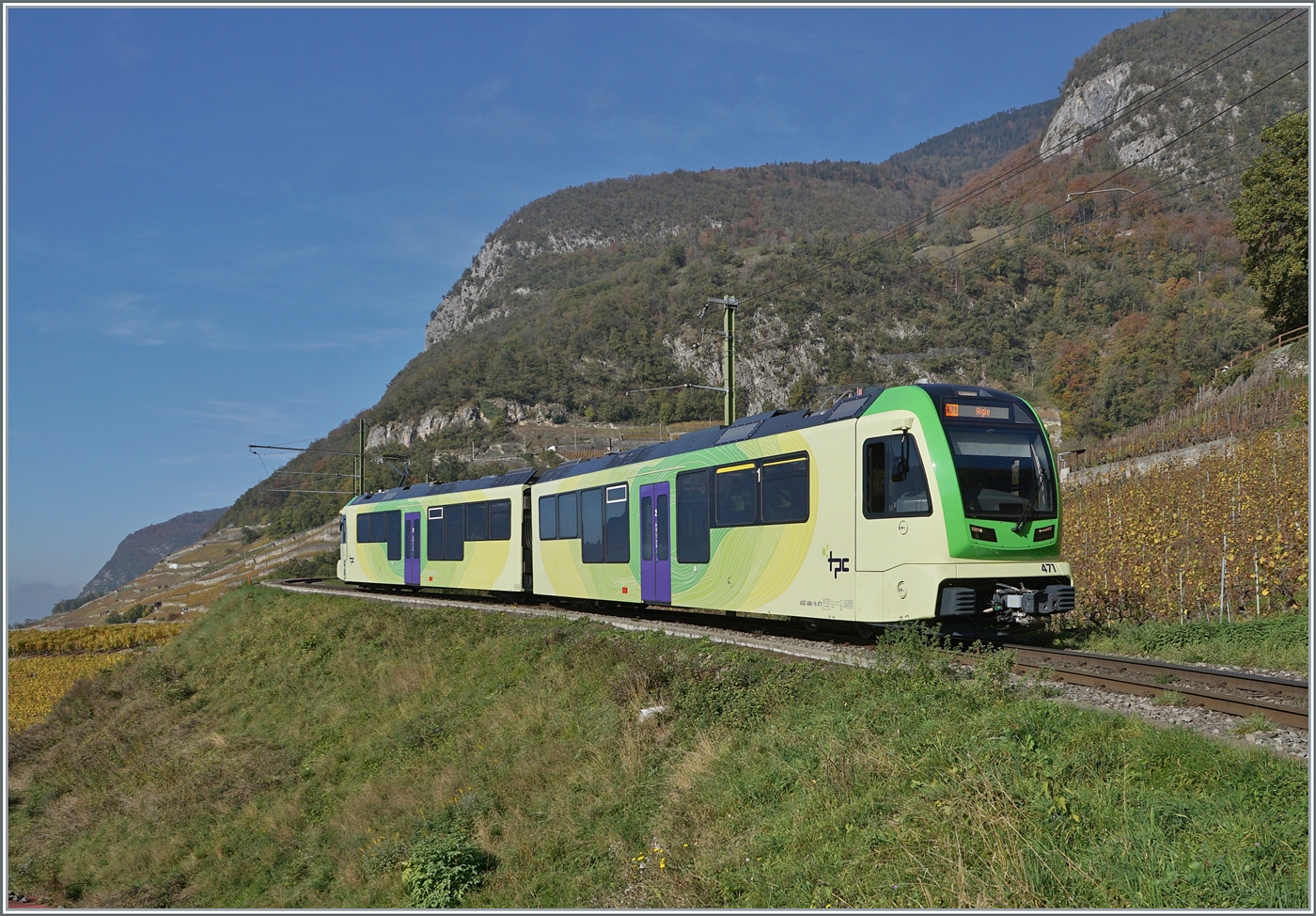 Eine neue Fotostelle oberhalb von Aigle, welche am Mittag/frühen Nachmittag eigentlich recht gut im Licht liegt, auch wenn im Gegenzug nicht allzu viel Landschaft zu sehen ist.
Der TPC ASD ABe 4/8 471 ist auf dem Weg von Les Diablerets nach Aigle. 

2. Nov. 2024