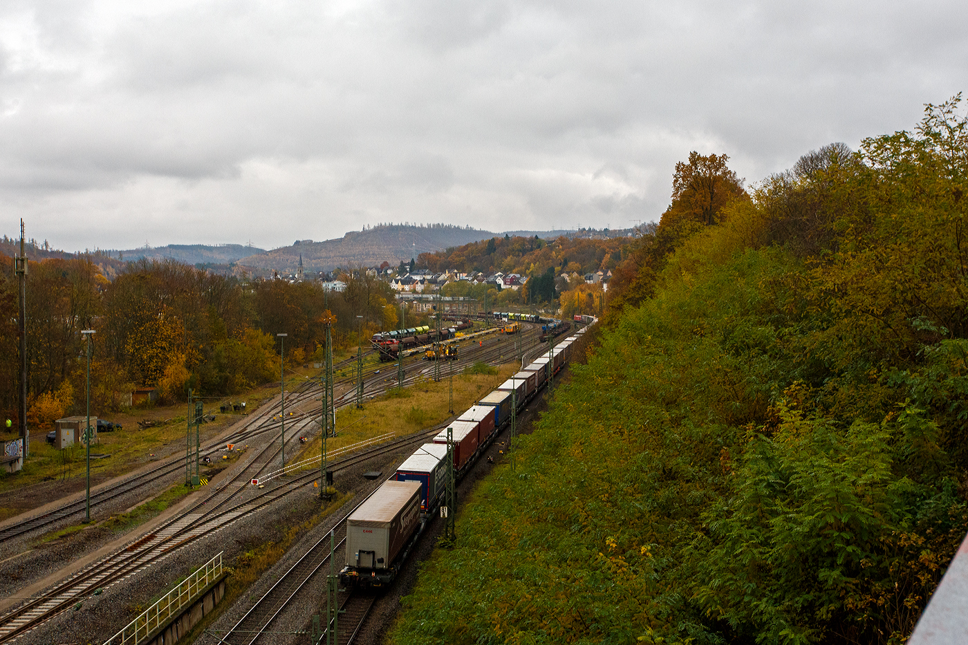 Eine ÖBB Taurus I (ÖBB Reihe 1016 – Siemens ES64U2) fährt am 09 November 2025 mit einem KLV-Zug durch den Bahnhof Betzdorf (Sieg) in Richtung Siegen.

Hinten im Rangierbahnhof (Rbf) werden die Gleise erneuert. 