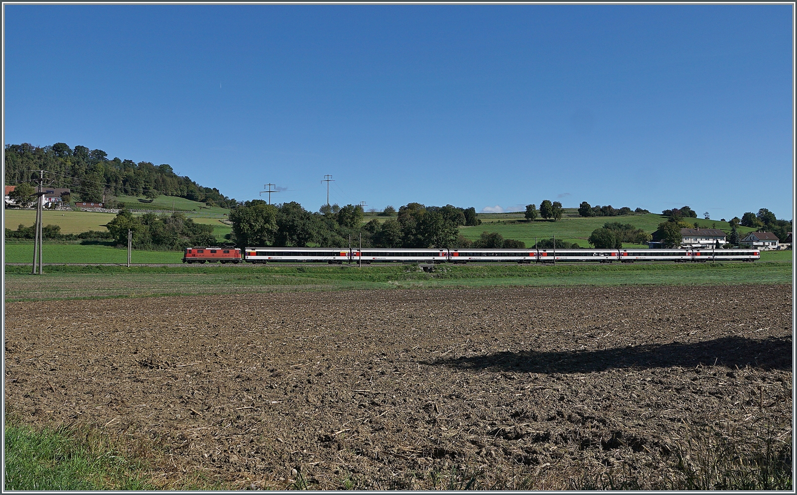 Eine SBB Re 4/4 II mit dem IC 183 von Stuttgartt nach Zürich HB bei Bietingen. 

19. Sept. 2022