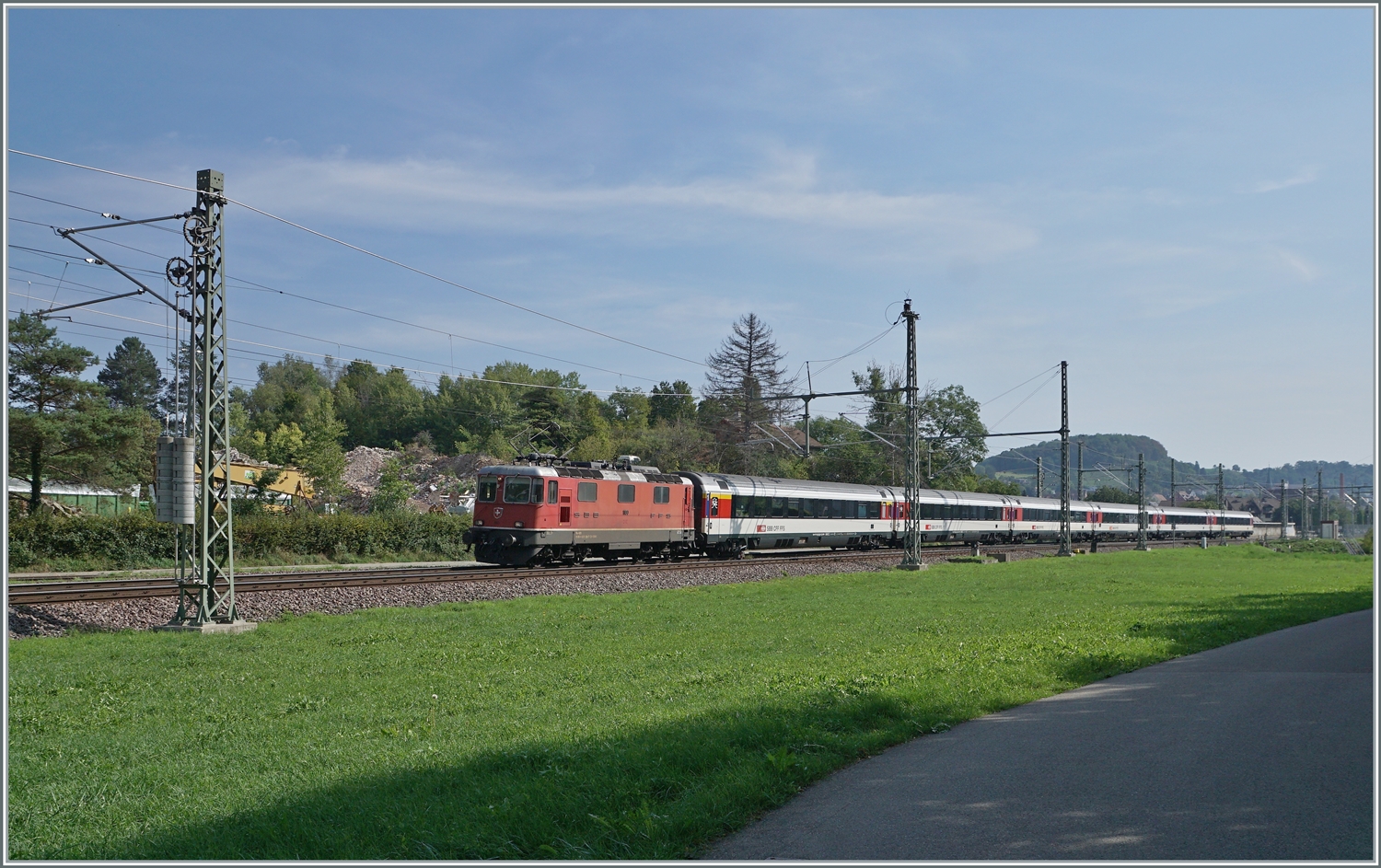 Eine SBB Re 4/4 II ist bei Thayngen mit ihrem IC nach Zürich unterwegs. 

30. Aguust 2022