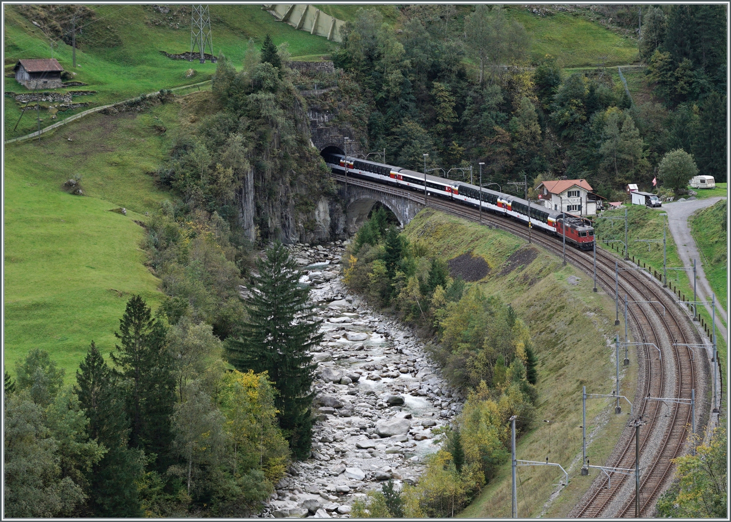Eine SBB Re 4/4 II ist in der bekannten Wattinger Kurve mit dem Gotthard Panorama Express auf dem Weg nach Arth Goldau. 

19. Okt. 2023