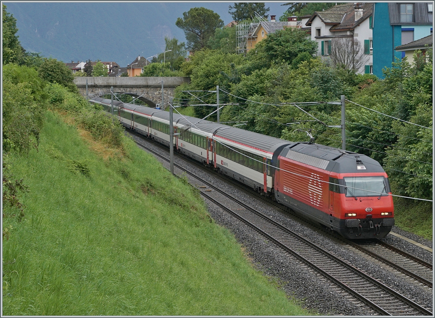 Eine SBB Re 460 ist bei La Tour-de-Peilz mit eine IR 90 auf der Fahrt von Brig nach Genève Aéroport. 

21. Juni 2024