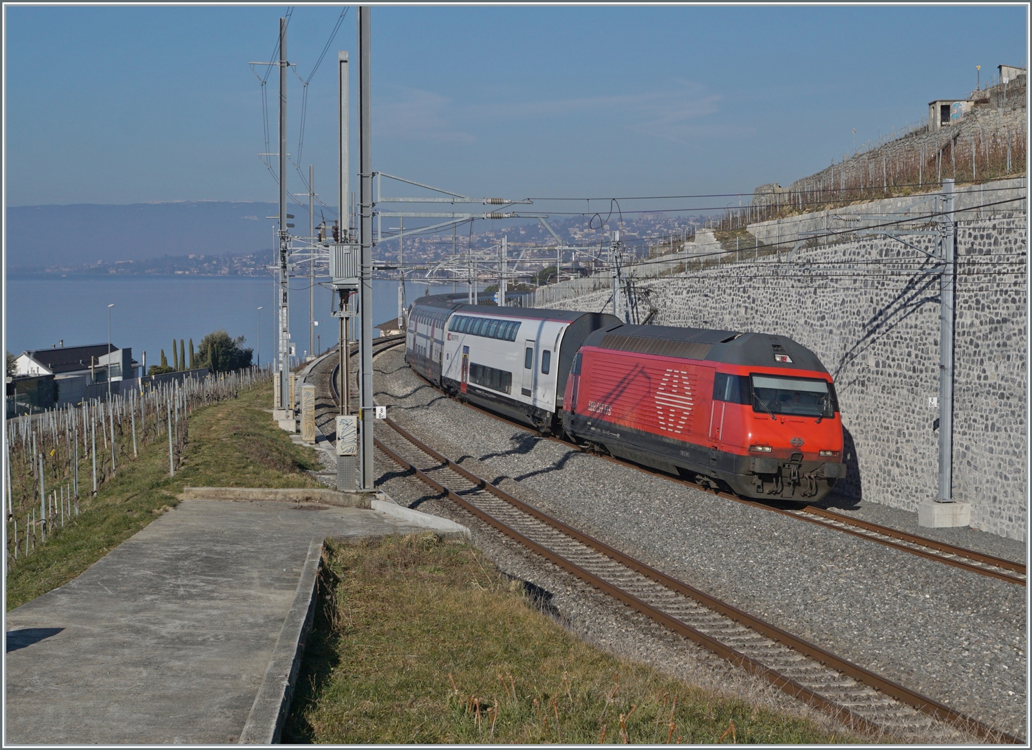 Eine SBB Re 460 fährt mit ihrem IR 90 auf dem Weg nach Brig in Cully durch.

16. Feb. 2023