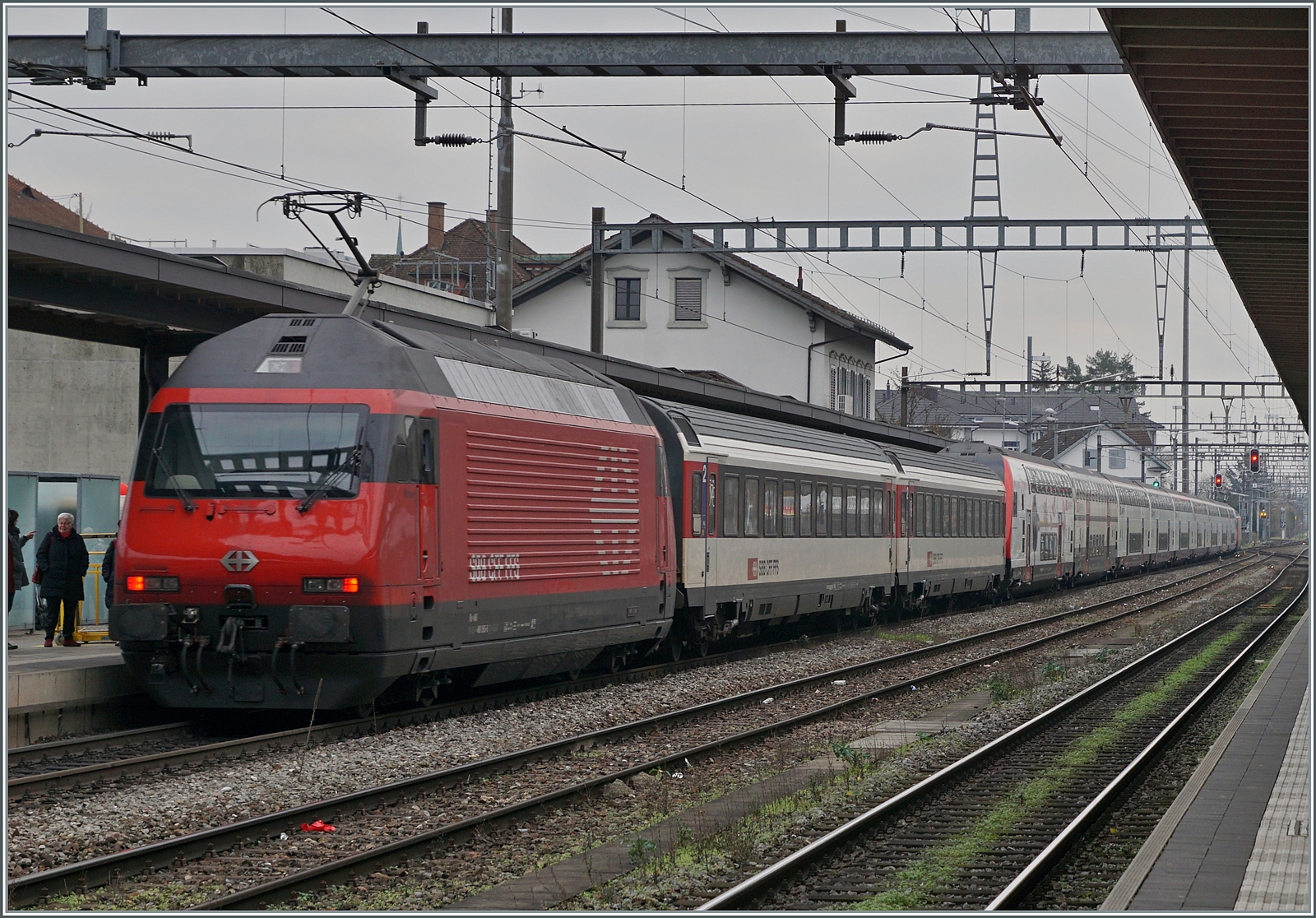 Eine SBB Re 460 mit einem recht langen IR von Luzern nach Konstanz beim Halt in Weinfelden.

8. Dez. 2022