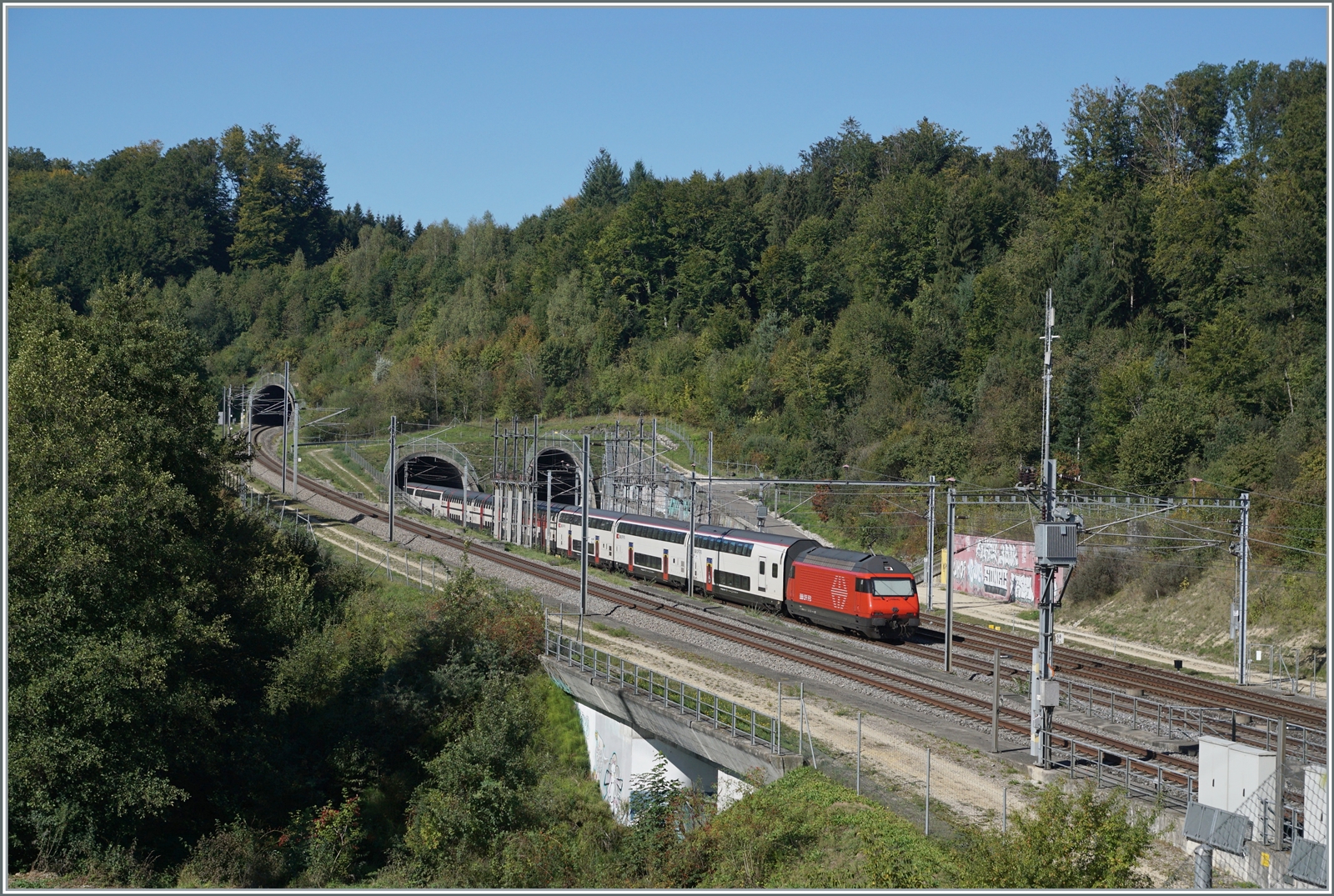 Eine SBB Re 460 ist in Wanzwil (Dienst- und Abzweigstation) auf dem Weg in Richtung Bern. 

12. Sept. 2022  