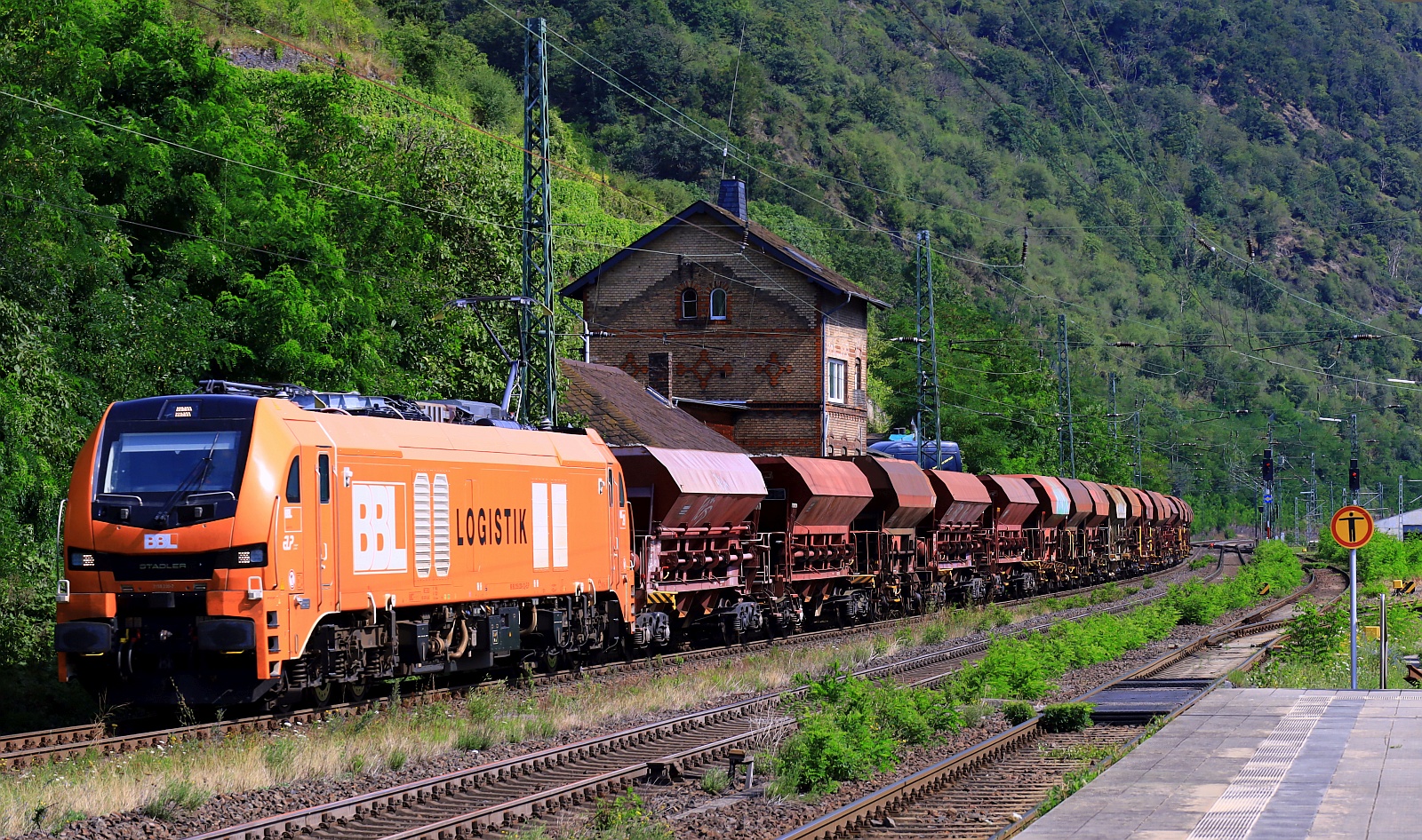 Eine starke Orange...BBL Logistik 2159 230-2 REV/14.12.21 mit Schttgutzug unterwegs Richtung Koblenz. Kaub 06.08.2024