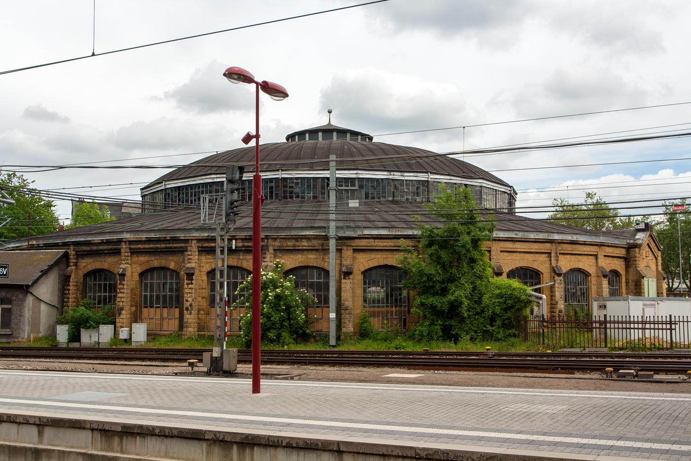 Einer der beiden sogenannten „Rotondes“ nordöstlich des Luxemburger Hauptbahnhofs an der Rue de Bonnevoie am 14 Juni 2013, der Rotondes 2 (der nördlichere).

Bei den Rotondes“ handelt es sich um zwei ehemalige Lokschuppen. Die beiden kreisförmigen Gebäude haben einen Durchmesser von jeweils 52 Meter. Ihre Form mit überdachter Drehscheibe ist bei Lokschuppen eher selten anzutreffen, sonst sind eher die Drehscheibe außen vor den Lokschuppen. Die klassizistische Formensprache, die eiserne Tragekonstruktion und die großen Glasflächen sind typisch für ihre Entstehungszeit. Sie wurden 1875 als Lokschuppen (Unterstand und Werkstatt) für Dampflokomotiven errichtet. Nach der Einstellung des Dampfbetriebes nach dem Zweiten Weltkrieg wurden die Rotunde 1 als Lagerhalle und die Rotunde 2 als Reparaturwerkstatt für die Busse der Société Nationale des Chemins de Fer Luxembourgeois (CFL) genutzt. 1985 wurden die beiden Gebäude unter Denkmalschutz gestellt.

Im Jahr 2000 hat das Großherzogtum Luxemburg die unter Denkmalschutz stehenden Gebäude erworben. Ab dem Jahr 2001 erfolgten an der Rotunde 1 umfangreiche Sanierungsarbeiten, während die Rotunde 2 bis zum Jahr 2006 weiter als Busreparaturwerkstatt genutzt wurde. Im Jahr 2007 war Luxemburg „Europäische Kulturhauptstadt“. Rotunde 1 war damals Standort für die Eröffnungsfeier. Im Rahmen des Kulturhauptstadtjahres wurden in den beiden Rotunden zahlreiche Veranstaltungen durchgeführt. Aufgrund des großen Erfolges wurde beschlossen, die Lokschuppen auch weiterhin kulturell zu nutzen. 

Heute sind die beiden Rotunden ein außergewöhnlicher Kultur- und Veranstaltungsort, der stetig weiterentwickelt wird. Die beiden ehemaligen Lokschuppen bieten Raum für kulturelle Veranstaltungen in den Bereichen der darstellenden und der bildenden Kunst sowie der Musik. 