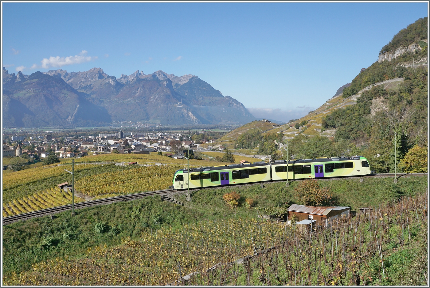 Einer der drei neuen TPC ASD ABe 4/8 ist in den Weinbergen oberhalb von Aigle auf der Fahrt nach Aigle. 

29. Okt. 2024  
