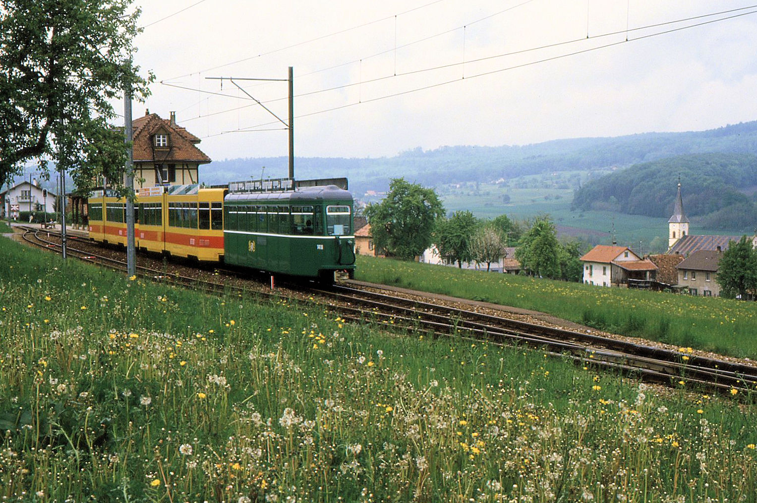 Einfahrt in die französische Station Leymen, BLT-Doppeltraktion Be4/6 244 und 234 mit BVB-Anhänger 1418. 18.Mai 1985 