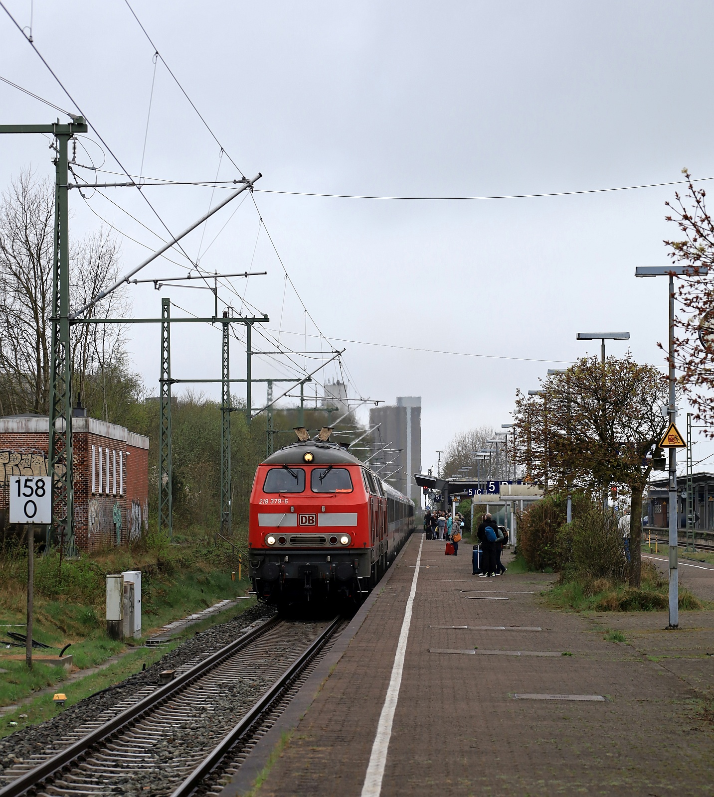 Einfahrt für DB 218 379 und 322 mit dem IC 2311/2313 in Husum. 20.04.2025 Einfahrt für DB 218 379 und 322 mit dem IC 2311/2313 in Husum. 20.04.2025