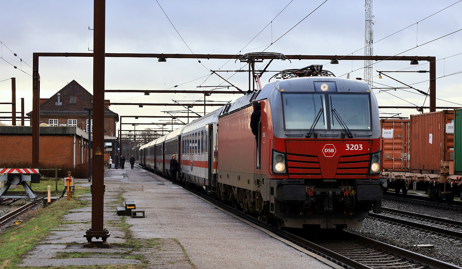 Einfahrt für den EC 398 von Hamburg nach Kopenhagen mit Zuglok DSB Litra EB 3203 und freundlich gut gelauntem Personal. Pattburg/DK 14.01.2024