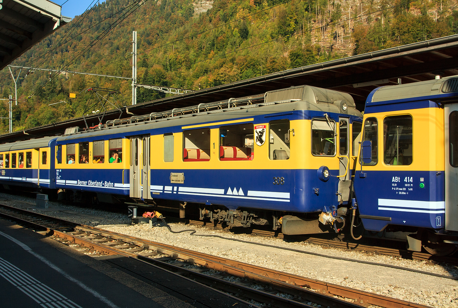 Eingereiht in einen BOB Pendelzug (Interlaken Ost – Grindelwald) am 02.10.2011 im Bahnhof Interlaken Ost, der BOB ABeh 4/4 I 308 „Gsteigwiler“.

Die BOB ABeh 4/4 I sind meterspurige Elektrotriebwagen der Berner Oberland-Bahn (BOB) für gemischten Adhäsions- und Zahnradbetrieb. Sie wurden gemeinschaftlich hergestellt von der Schweizerische Industrie Gesellschaft (SIG), der Schweizerische Lokomotiv- und Maschinenfabrik in Winterthur (SLM) und von Brown, Boveri & Cie. (BBC). 

Nach der Inbetriebnahme der drei Triebwagen ABDeh 4/4 (301 – 303) im Jahre 1949 konnten die Fahrleistungen erheblich erhöht werden. Da man mit drei Triebwagen allerdings nur die Hälfte der Leistung übernehmen konnte, kamen die Lokomotiven HGe 3/3 21 bis 29 weiterhin zum Einsatz, die jedoch den Nachteil einer deutlich niedrigeren Maximalgeschwindigkeit hatten. Aus Kostengründen war eine weitere Aufstockung des Triebwagenbestandes nicht möglich.

Mitte 1958 trat ein neues Schweizer Eisenbahngesetz in Kraft, welches finanzielle Hilfe der Kantone und des Bundes ermöglichte. Mit dieser finanziellen Verbesserung machten sich die BOB sofort an die Entwicklung und Planung eines passenden Fahrzeugs. Im Jahre 1965 wurden zunächst die fünf Triebwagen 304 bis 308 geliefert, was ausreichte um zusammen mit den drei ABDeh 4/4 den gesamten Betrieb mit Triebwagen zu übernehmen, die Lokomotiven wurden im Normalbetrieb nicht mehr benötigt. Im Jahre 1979 wurden zwei weitere baugleiche Triebwagen, die 309 und 310 abgeliefert, wobei der Triebwagen 309 im Jahre 1999 an die Bayerische Zugspitzbahn verkauft wurde.

Beim ABeh 4/4 I wurde auf ein Gepäckabteil verzichtet, um ein größeres erste Klasse Abteil einbauen zu können. Ebenfalls wurde auf den Einbau einer Rekuperationsbremse verzichtet, da diese bei den älteren Triebwagen nie richtig funktionierte und ausgebaut werden musste. Als wesentliche Neuerung konnte der abkuppelbare Adhäsionsantrieb auf Zahnstangenstrecken angesehen werden. Mit 1.000 kW Leistung waren die neun Triebwagen wesentlich stärker als die alten ABDeh 4/4.

Auf den Zahnrad-Abschnitten kann der Adhäsions-Antrieb von den Motoren abgekuppelt werden. Die Bremsausrüstung des Triebwagens besteht aus einer Widerstandsbremse als Betriebsbremse, einer Adhäsionsklotzbremse auf alle Radsätze mit Zahnradzusatzbremse und einer auf alle vier Triebzahnräder wirkende Zahnradbremse.

Nach der Ablieferung der neuen ABDeh 8/8-Triebzüge von Stadler im Jahr 2017 wurden die ABeh 4/4 I schrittweise aus dem Verkehr gezogen und ausrangiert, bis man sie im Jahr 2018 alle außer 304 und 310 verschrottete.

TECHNISCHE DATEN der  ABeh 4/4 I 304 bis 310
Anzahl gelieferte Fahrzeuge: 7
Hersteller: SIG, SLM und BBC
Baujahre: 1965 (5 Stück) und 1979 (2 Stück)
Spurweite: 1.000 mm (Meterspur)
Zahnstangensystem: Von Roll, mit der Verzahnungsgeometrie Riggenbach
Achsfolge: Bo'zz Bo'zz 
Länge über Kupplung: 17.020 mm
Breite: 2.680 mm
Höhe: 3.940 mm
Achsstand im Drehgestell: 3.050 mm
Dienstgewicht: 44 t
Triebraddurchmesser: 778 mm (neu)
Zahnraddurchmesser:	 
Dauerleistung: 1.000 kW
Höchstgeschwindigkeit: 70 km/h (Adhäsion) / 30 km/h (Zahnstange)
Zugkraft bei Stundenleistung: 121kN
Anfahrzugkraft: 157 kN
Stromsystem: 1500 V  DC (Gleichstrom)
Sitzplätze 1.Klasse: 12
Sitzplätze 2.Klasse: 32
Kupplungssystem:  GFN (halbautomatische +GF+ Kupplung wie Brünigbahn)
