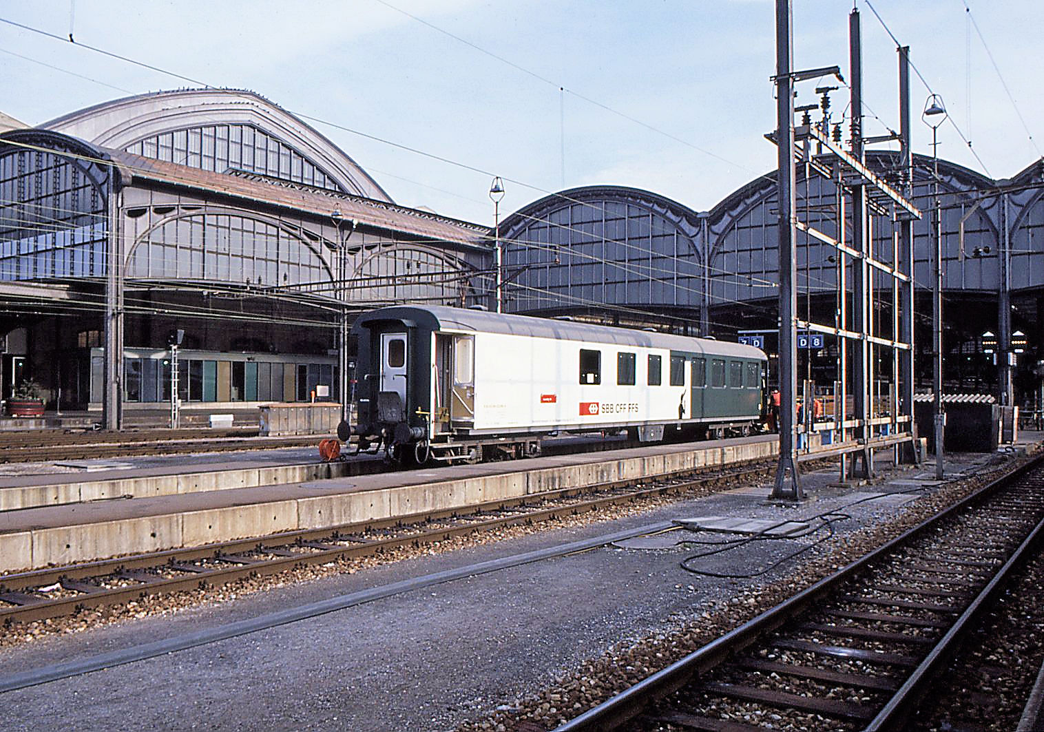 Einige Umbauwagen wurden zu Dienstwagen hergerichtet, hier 60 85 99-03 910  Wagenreinigung Instruktionswagen  in Basel SBB, 21. November 1989. Der Wagen knnte der ehemalige AB 4112 sein, aus der Umbauserie von 1958-1961, bis 1986 ausrangiert.  