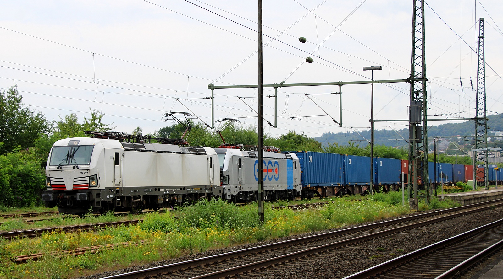 ELOC 193 960-2 REV/MMAL/09.10.20 und RP/ECCO 193 170-8 REV/MMAL/04.03.24 mit Containerzug mussten im Bhf Bingen an die Seite zwecks Überholung. 07.08.2024