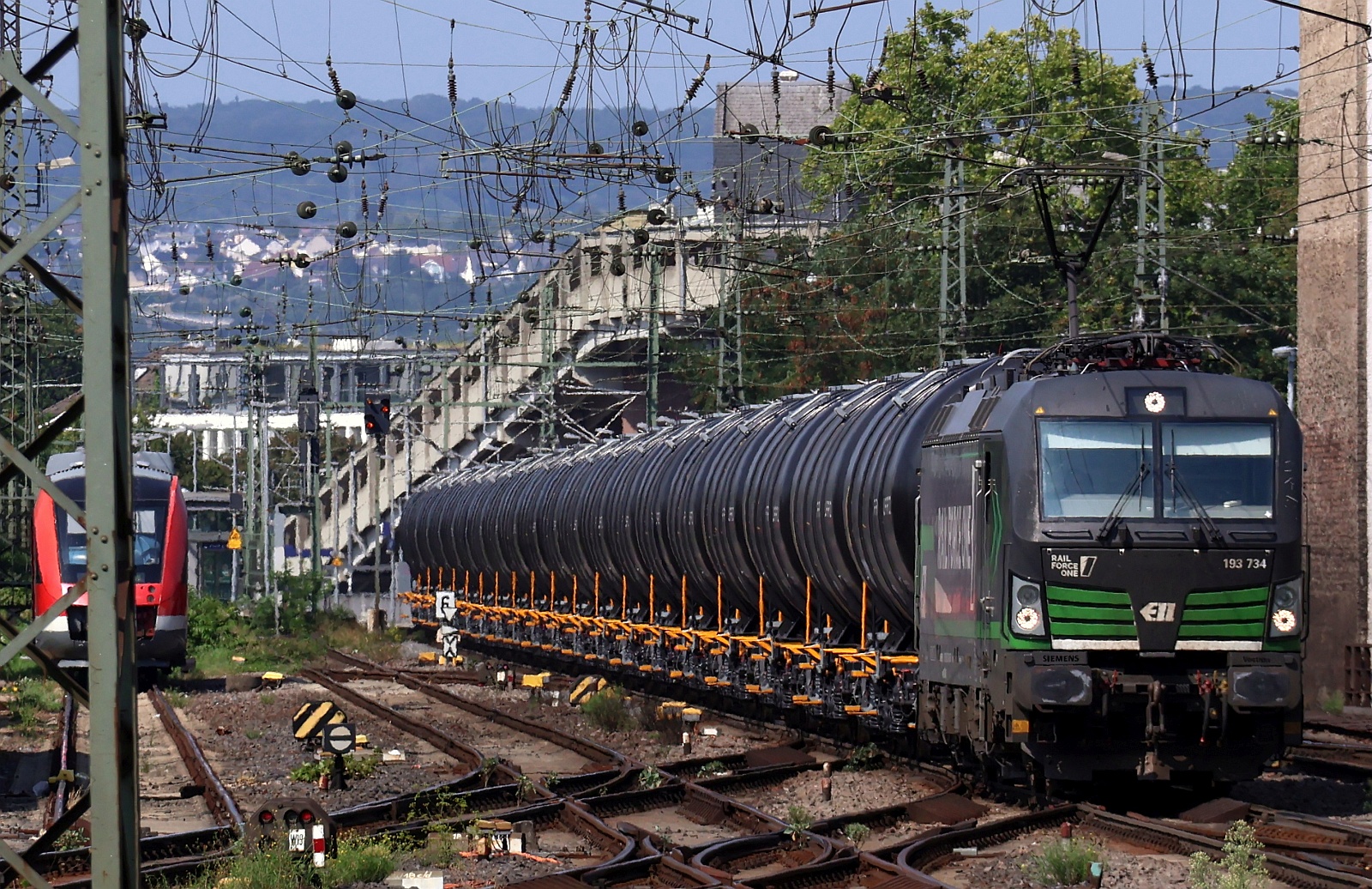 ELOC/RailForceOne 193 734-1 REV/MMAL/20.09.18 mit nagelneuen WASCOA Rail 4 Ward Biodiesel Kesselwagen. Koblenz Hbf 12.08.2025 ELOC/RailForceOne 193 734-1 REV/MMAL/20.09.18 mit nagelneuen WASCOA Rail 4 Ward Biodiesel Kesselwagen. Koblenz Hbf 12.08.2025