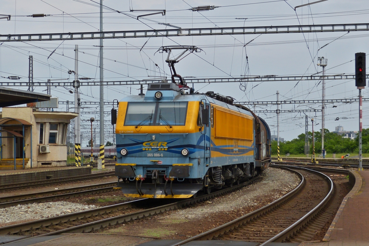 ELok 365 006-6 (CZ- CZL 91 54 7 365 006-6) durchfhrt mit einem Gterzug am Hacken den Bahnhof von Bratislava. 05.06.2023