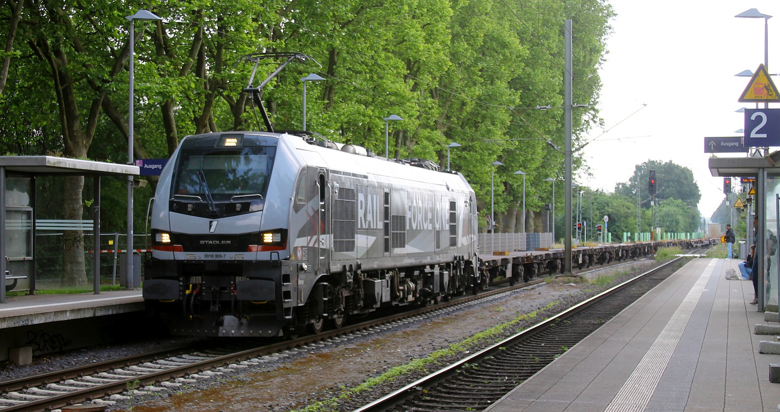 ELP/RailForceOne 2019 303-7 mit Containertragwagen Leerzug. Breyell 06.06.2024