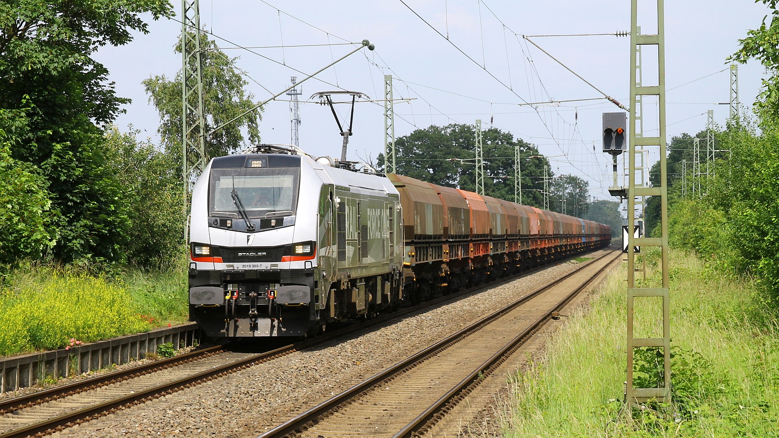 ELP/RailForceOne 2019 303-7 mit Güterzug, Anrath 07.06.2024 