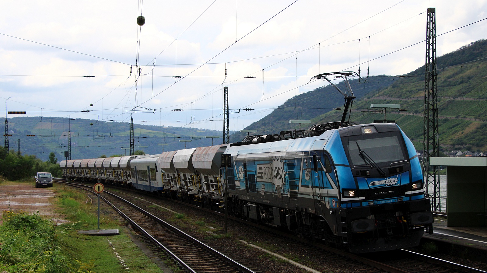 ELP/RTB Cargo 2019 306-0 REV/24.04.23 mit einer Überführungsfahrt musste im Bhf Niederheimbach einen Halt einlegen. 07.08.2024