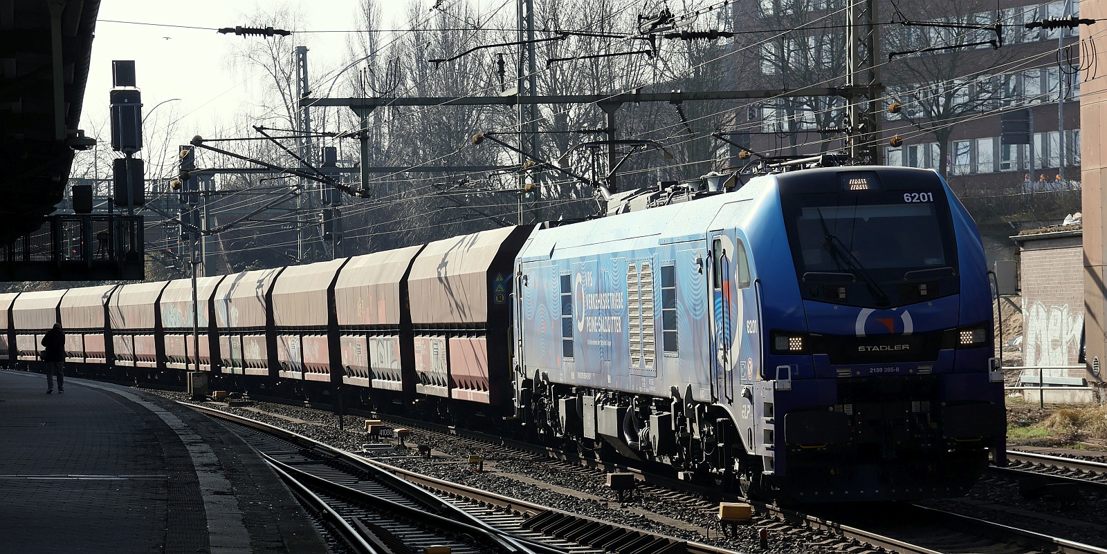 ELP/VPS 6201 2159 265-8 REV/Stadler Valencia/04.1.24 mit Leerzug Richtung Hansaport. HH-Harburg 08.03.2025