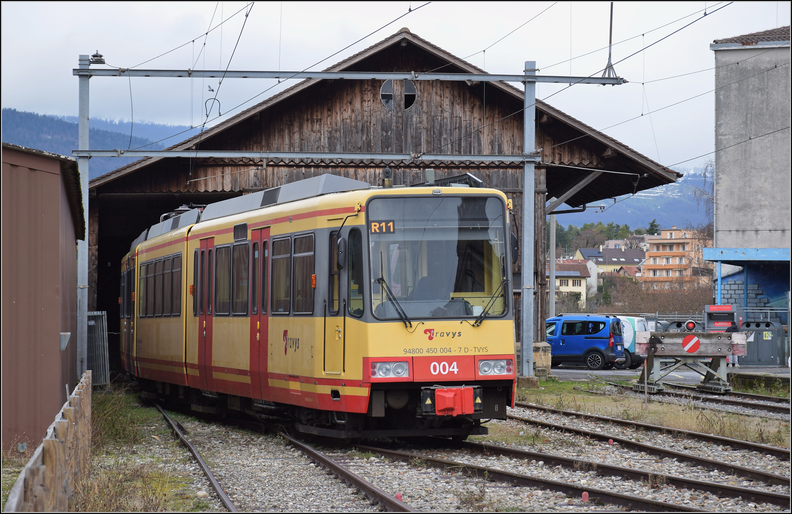 Ende einer �ra - der Gleichstrom und die  Lokalbahn  gehen. 

Die Karlsruher Strassenbahn  Be 4/8 004  alias 94 800 450 004-9 D-TVYS ist wohl nicht mehr in Betrieb und steht am Schuppen in Orbe hinter einer Gleissperre. Dezember 2025. 