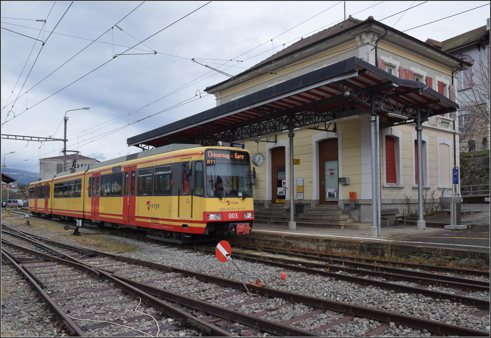 Ende einer Ära.

Die Karlsruher Strassenbahn  Be 4/8 003  alias 94 800 450 003-9 D-TVYS dürfte wohl das letzte Gleichstromfahrzeug auf dieser bemerkenswerten Westschweizer Bahn sein. Dieses Strassenbahnfahrzeug gehörte zum Anfang der Ära  Tram-Train  und beendet hier den Gleichstrombetrieb mit Ende des Fahrplans. Dezember 2025. 