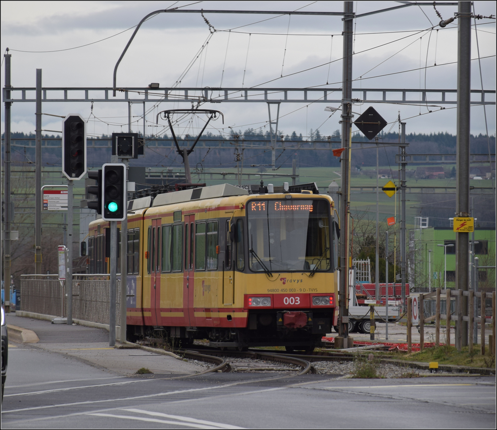 Ende einer Ära.

Die Karlsruher Zweisystem-Strassenbahn  Be 4/8 003  alias 94 800 450 003-9 D-TVYS ist auf dem Weg nach Chavornay bereits inmitten des gößeren Industriegebiets der Kleinstadt Orbe. Dort geht es durch die grossen Gleisanlagen. Dezember 2025.
