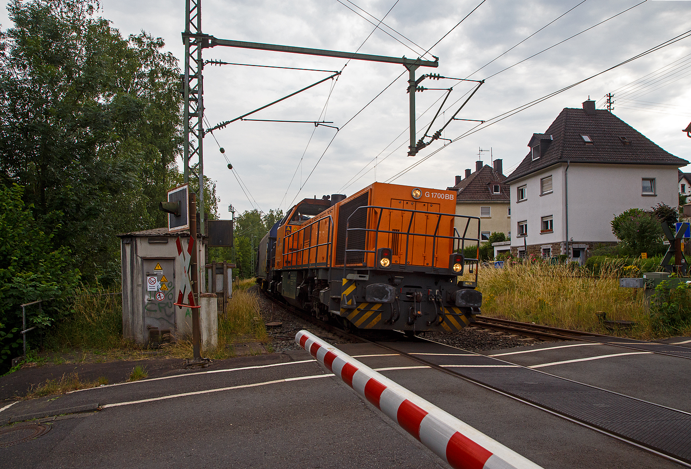 Endlich nach fast einem halben Jahr der Streckensperrung der Hellertalbahn zwischen Herdorf und Betzdorf wegen dem Felssturz, fahren nun (seit dem 12.06.) die Übergabezüge der KSW (ex FGE - Freien Grunder Eisenbahn) wieder auf der gewohnten (kürzesten) Route. 

Die KSW 46 bzw. 277 807-4 (92 80 1277 807-4 D-KSW), die Vossloh G 1700-2 BB, der KSW (Kreisbahn Siegen-Wittgenstein), fährt am 27.06.2023 mit ihrem Übergabezug vermutlich mit Höchstgeschwindigkeit durch Kirchen (Sieg), hier beim BÜ km 121,192 (Kirchen, Molzbergstraße). Diese Übergabezüge werden vom KSW Rangierbahnhof Herdorf (Betriebsstätte FGE -Freien Grunder Eisenbahn) via Betzdorf und Siegen zum Übergabebahnhof der DB AG dem Rbf Kreuztal geführt. 

Nochmals einen lieben Gruß an den netten Lokführer zurück