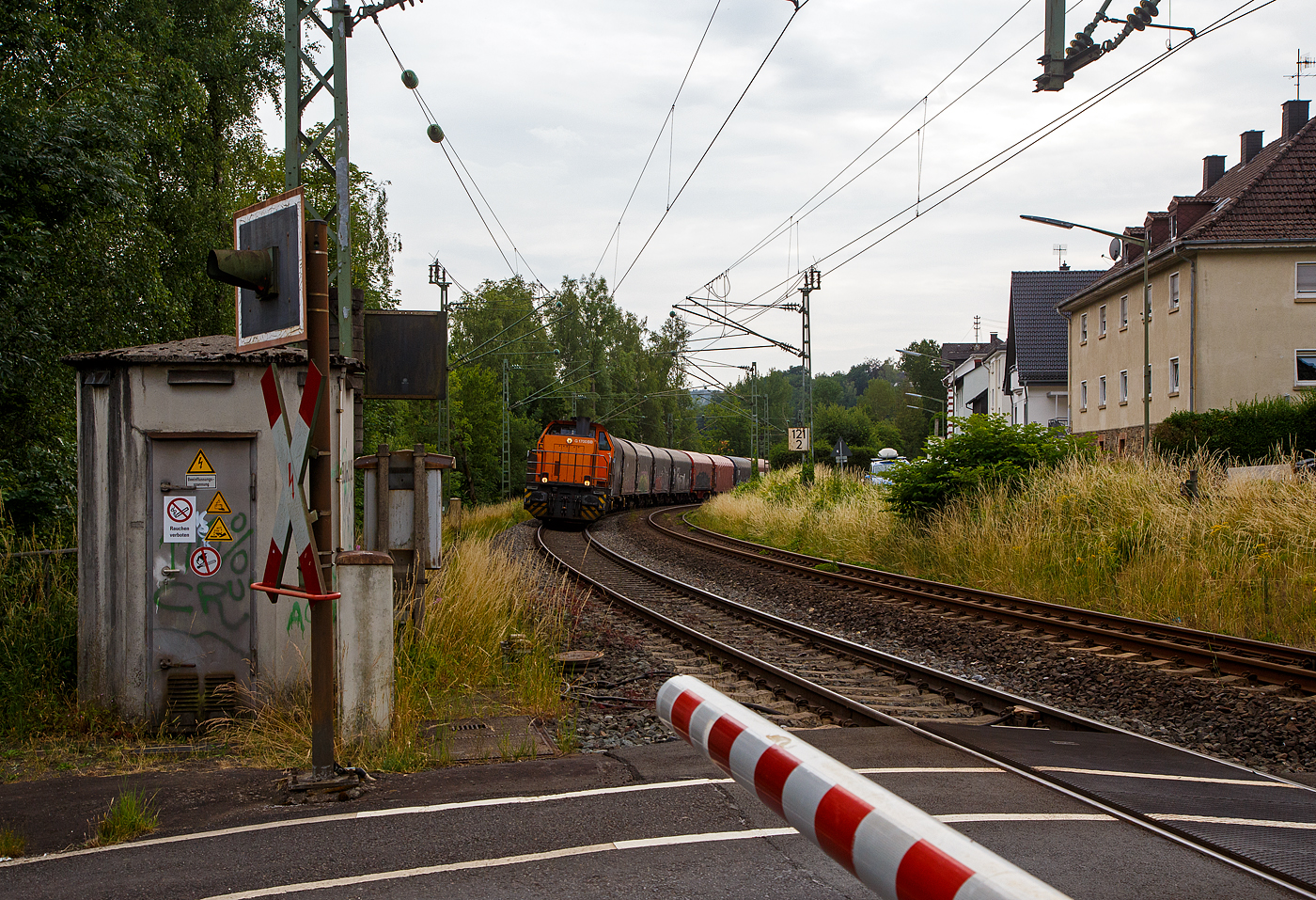 Endlich nach fast einem halben Jahr der Streckensperrung der Hellertalbahn zwischen Herdorf und Betzdorf wegen dem Felssturz, fahren nun (seit dem 12.06.) die Übergabezüge der KSW (ex FGE - Freien Grunder Eisenbahn) wieder auf der gewohnten (kürzesten) Route. 

Die KSW 46 bzw. 277 807-4 (92 80 1277 807-4 D-KSW), die Vossloh G 1700-2 BB, der KSW (Kreisbahn Siegen-Wittgenstein), fährt am 27.06.2023 mit ihrem Übergabezug vermutlich mit Höchstgeschwindigkeit durch Kirchen (Sieg), hier beim BÜ km 121,192 (Kirchen, Molzbergstraße). Diese Übergabezüge werden vom KSW Rangierbahnhof Herdorf (Betriebsstätte FGE -Freien Grunder Eisenbahn) via Betzdorf und Siegen zum Übergabebahnhof der DB AG dem Rbf Kreuztal geführt. 

Nochmals einen lieben Gruß an den netten Lokführer zurück