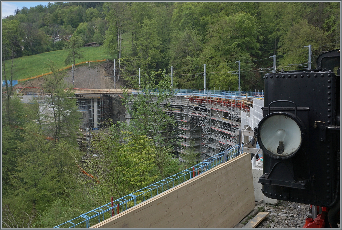 Endlich wieder mal ein Blick auf den im Umbau befindlichen Baye de Clarens Viadukt.

4. Mai 2024