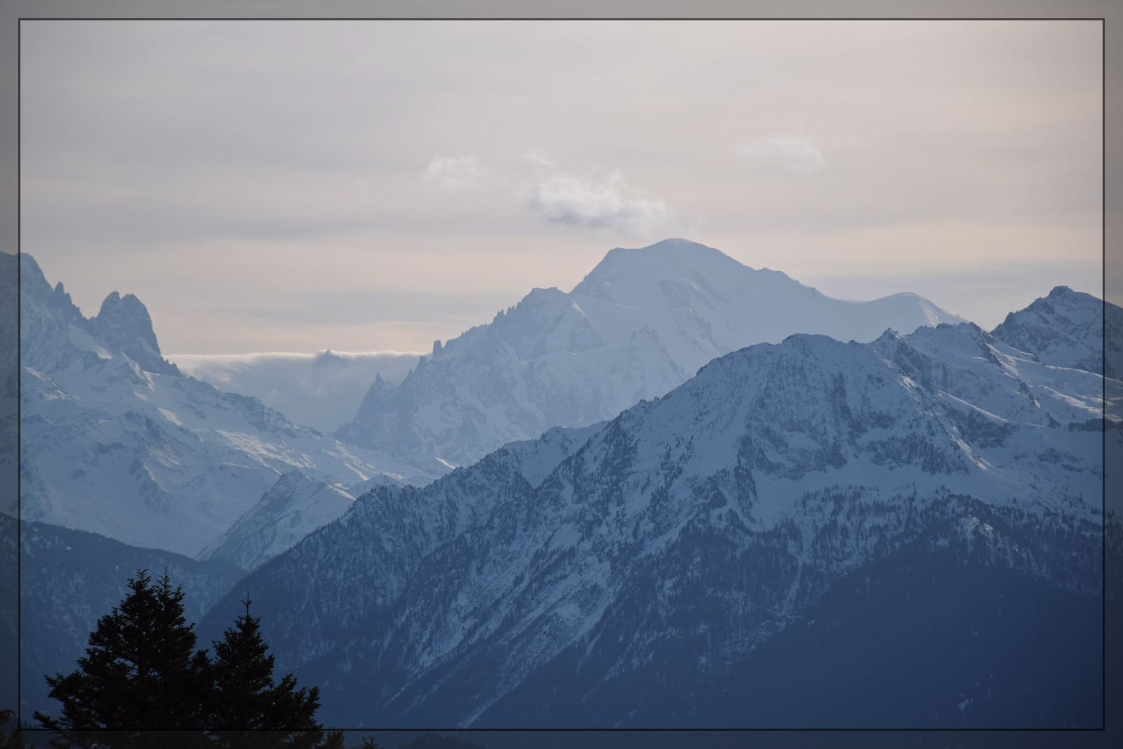 Entschuldigung, dass ich abschweife. Aber bei diesem Blick auf Europas größten Hügel direkt vom Bahnsteig der BVB kann man schon mal ins Schwärmen kommen und so ein Bahnsteig ist doch schon Bahnbezug, oder? Links unten sieht man das sehr schlechte Wetter in Italien, das uns gottseidank nicht belästigte, aber Italien einige Unwetter bescherte. Bouquetins, Januar 2026.