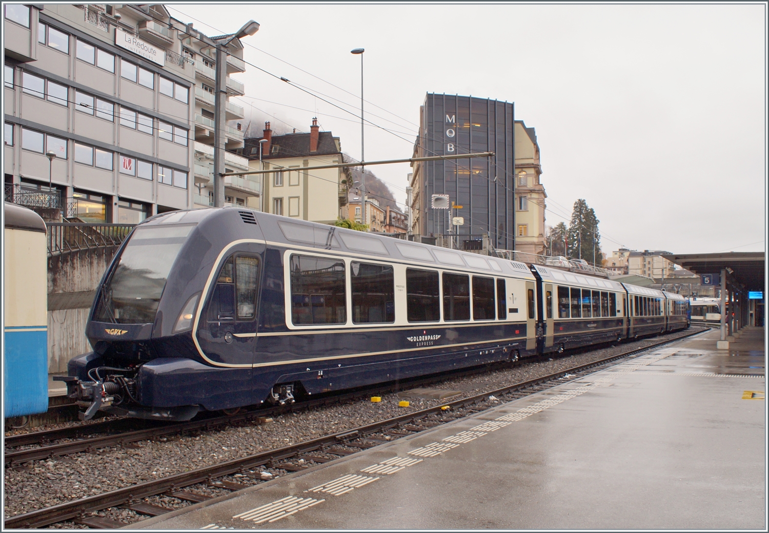 er MOB/BLS GPX (GoldenPassExpress) besteht z.Z aus nur vier Wagen; es wird interessant sein, wie das Angebot der direkten Verbindung angenommen wird, vorerst wird ja nur mit einem Zugspaar gefahren. 

Montreux, den 9. Dezember 