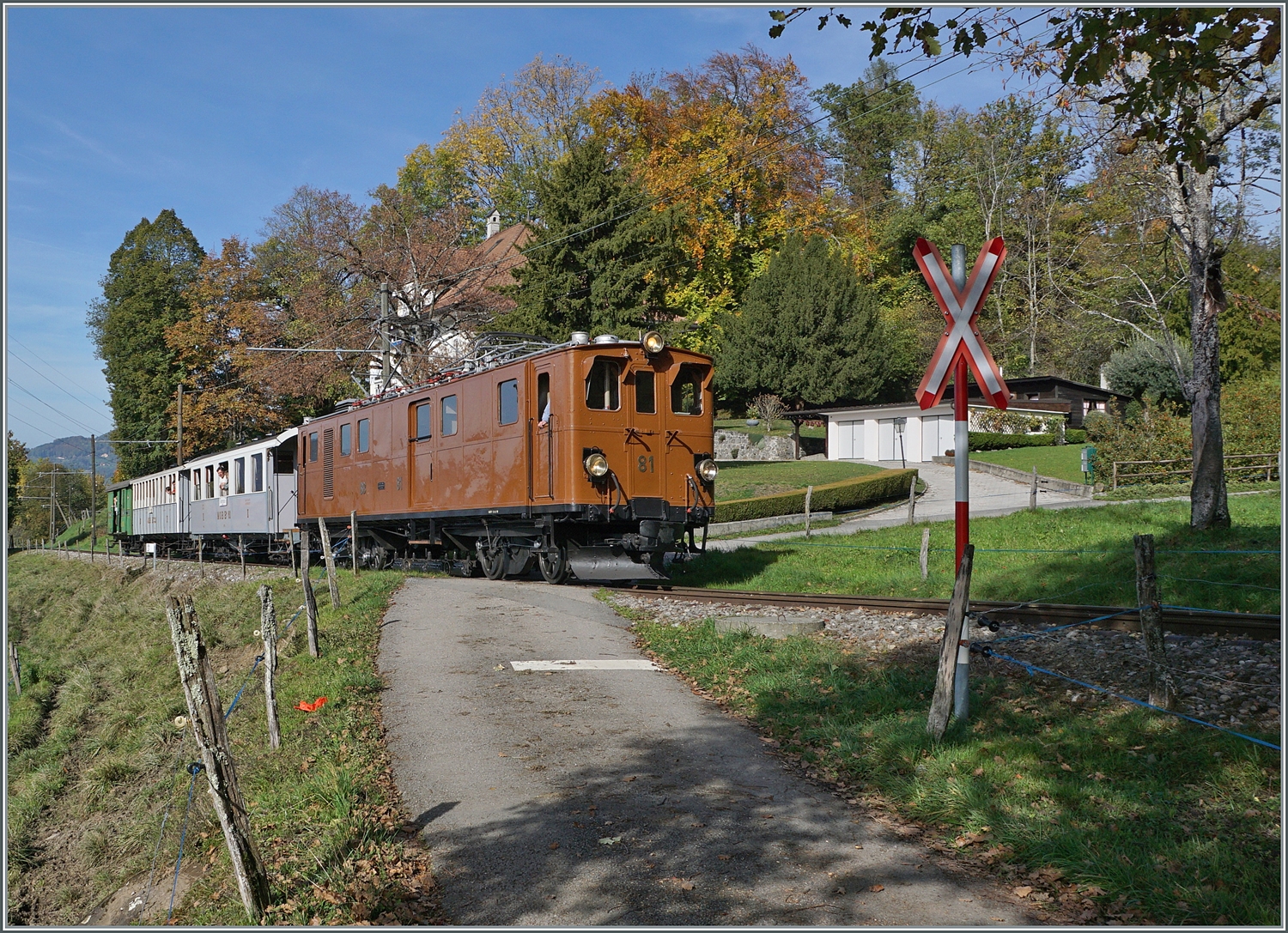 Erneut bei Chaulin, diesmal in der Gegenrichtung (und somit im besten Licht) fährt die Bernina Bahn RhB Ge 4/4 81 der Blonay Chamby Bahn mit ihrem Reisezug in Richtung Chamby. 

30. Okt. 2022