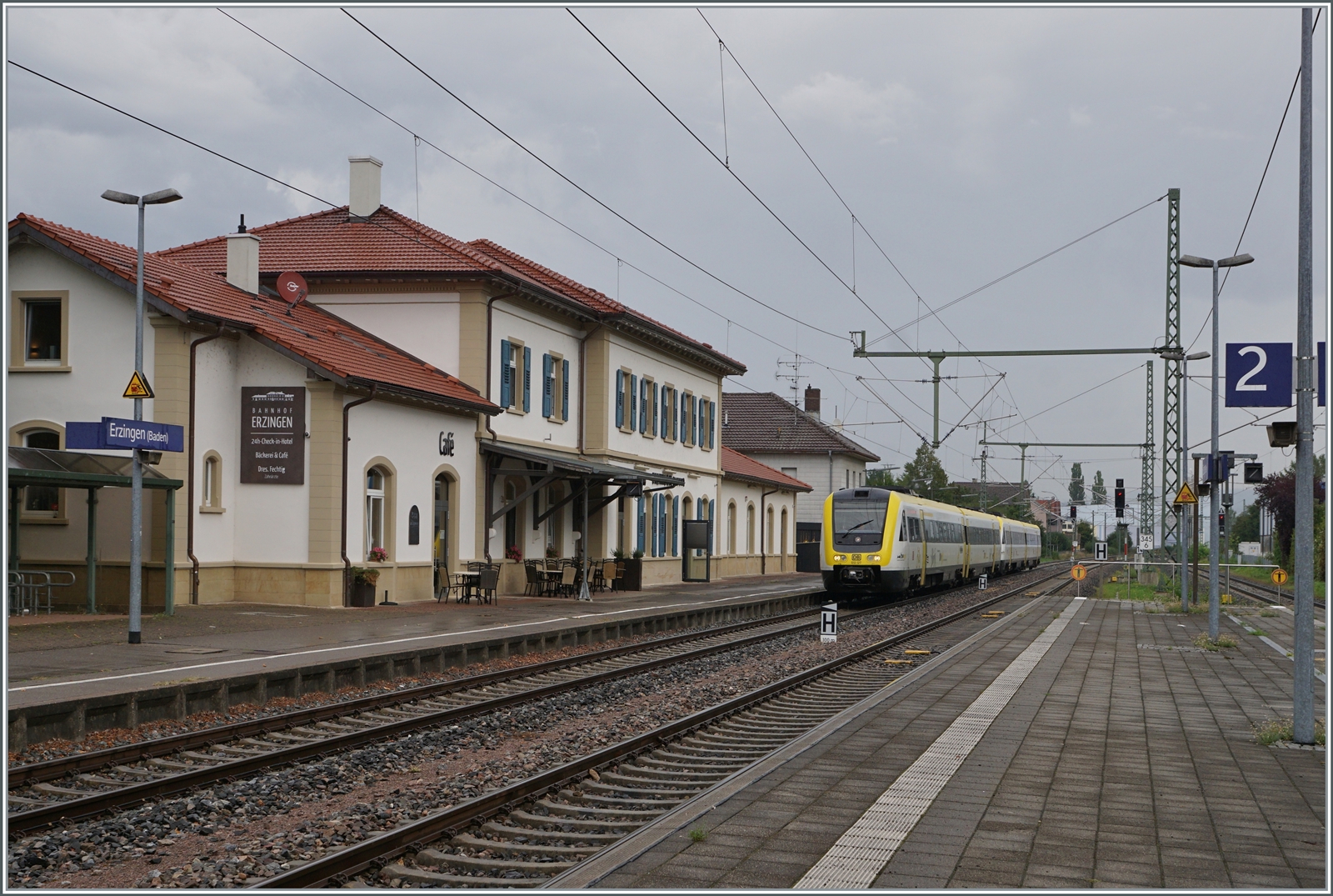Erzingen (Baden), Ende der elektrizierten Strecke von Schaffhausen her und Ende der Doppelspur in Richutung Waldshut.

Auf Gleis 1 erreichen zwei 612 nach Basel Bad. Bf den Bahnhof von Erzingen.

6. Sept. 2022