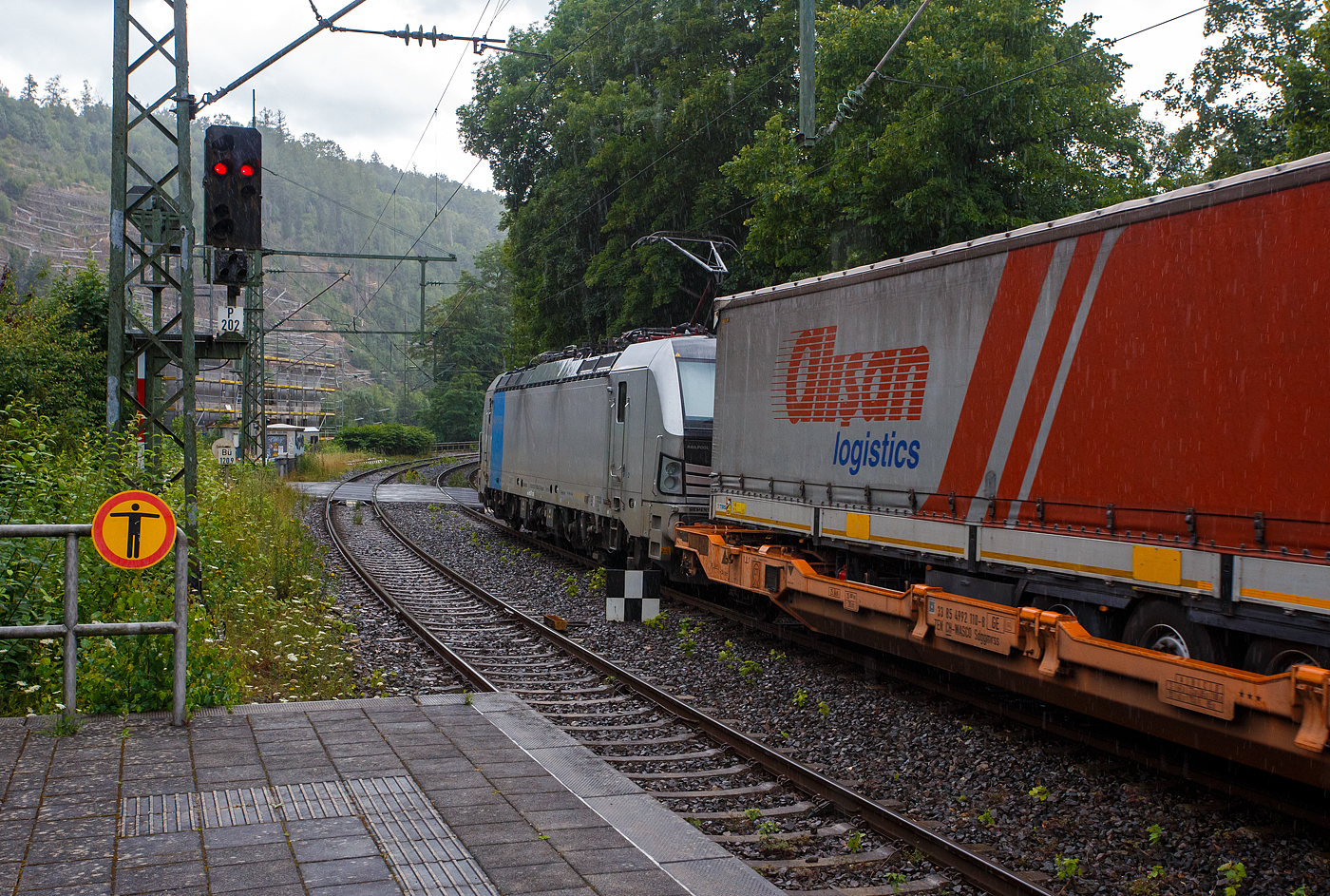 Es begann zu regnen und wir wollten schon den Heimweg antreten, da ging die Schranke am Bü herunter, das kann nur ein Güterzug sein, so ich ging wieder an den Bahnsteig. Die Siemens Vectron MS 6193 185 (91 80 6193 185-6 D-Rpool) der Railpool GmbH (München) fährt am 16 Juli 2025 mit einem KLV-Zug durch den Bahnhof Kirchen/Sieg in Richtung Köln. Nochmals einen lieben Gruß an den freundlichen Lokführer zurück.

Die Multisystemlokomotive Siemens Vectron MS wurde 2024 von SIEMENS Mobilitiy in München-Allach unter der Fabriknummer 23485 gebaut. Sie wurde in der Variante MS A54 ausgeführt und hat so die Zulassungen und Länderpakete für Deutschland, Österreich, Belgien, die Niederlande, Tschechien, die Slowakei, Ungarn, Rumänien und Polen. Für Serbien (SRB), Bulgarien (BG) und Kroatien (HR) sind auch Zulassungen vorgesehen, aber ist z.Z. noch durchgestrichen.

So besitzt die Variante MS A54 folgende Zugsicherungssysteme: ETCS BaseLine 3, sowie für Deutschland (PZB90 / LZB80 (CIR-ELKE I)), für Österreich (ETCS Level 1 mit Euroloop, ETCS Level 2, PZB90 / LZB80), für Belgien (ETCS L1, ETCS L2, TBL1+), für die Niederlande (ETCS Level 1, ETCS Level 2, ATB-EGvV), für Tschechien und die Slowakei (LS (Mirel)), für Ungarn (ETCS Level 1, EVM (Mirel)), für Polen (SHP) und für Rumänien, Serbien, Bulgarien und Kroatien (PZB90).