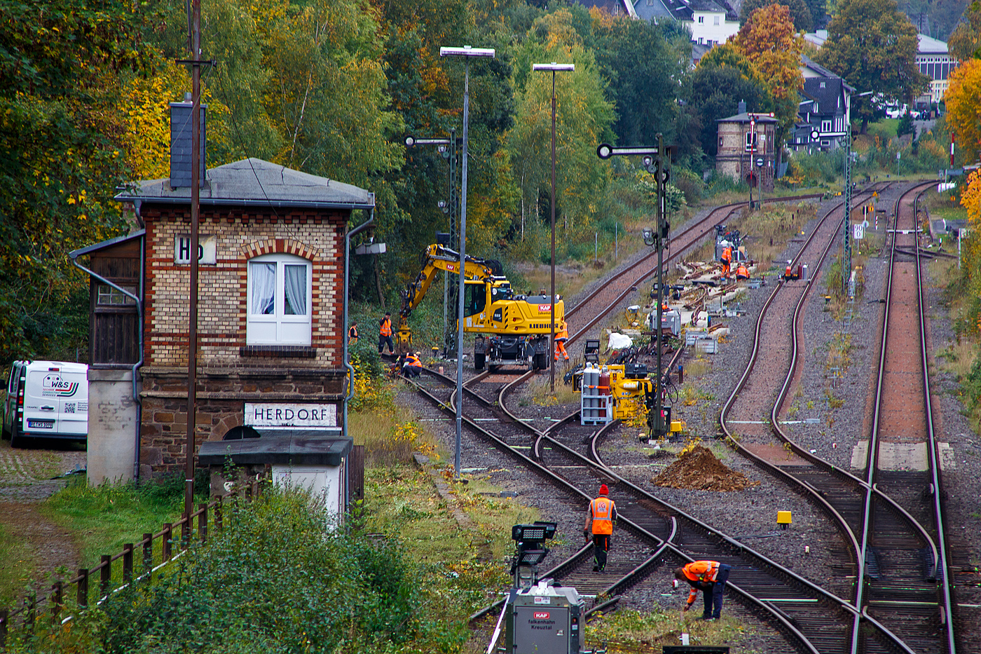 Es geschehen doch noch Wunder. Schon seit dem 23 Oktober 2021 wurden die Weichen 25 und 26 angeliefert und auf Gleis 3 im Bahnhof Herdorf abgelegt. An einem Wochenende noch in 2021 war der Umbau vorgesehen, einen Streckenunterbruch mit SEV gab es auch, nur Bauarbeiten fanden nicht statt.

Nach 4 Jahren wird es endlich wahr, die Bauarbeiten haben begonnen, hier ein Blick auf den Bahnhof Herdorf in Blickrichtung Betzdorf am 10. Oktober 2025. Links die 3 Weichen 22-24, die bereits um jeweils eine Zunge „beraubt“ sind, sollen ausgebaut werden. Rechts die beiden Weichen 25 und 26 (zu Gleis 2 und 4) sollen erneuert werden. 