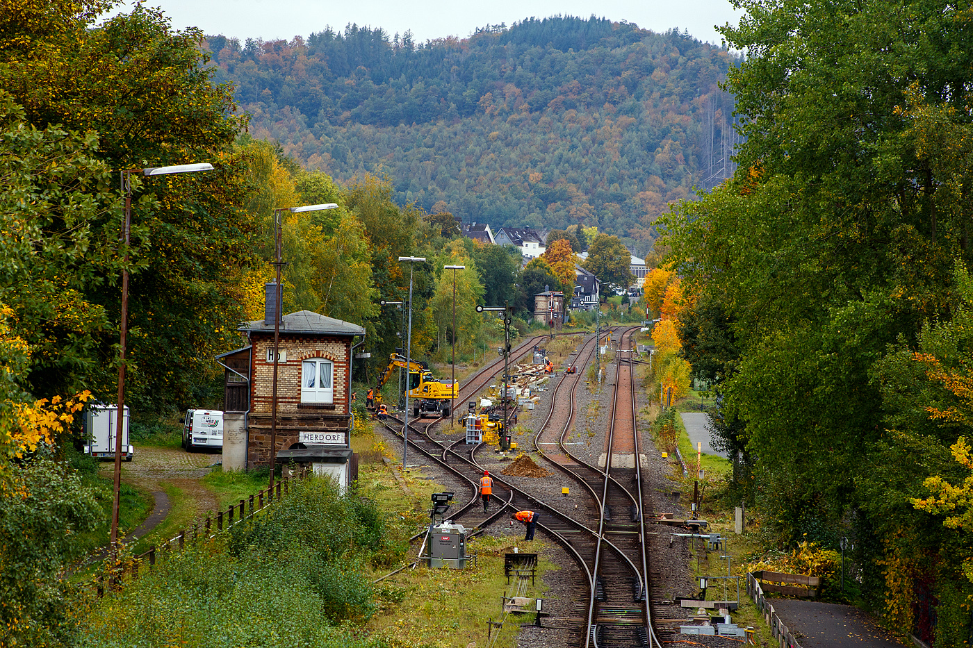 Es geschehen doch noch Wunder. Schon seit dem 23 Oktober 2021 wurden die Weichen 25 und 26 angeliefert und auf Gleis 3 im Bahnhof Herdorf abgelegt. An einem Wochenende noch in 2021 war der Umbau vorgesehen, einen Streckenunterbruch mit SEV gab es auch, nur Bauarbeiten fanden nicht statt.

Nach 4 Jahren wird es endlich wahr, die Bauarbeiten haben begonnen, hier ein Blick auf den Bahnhof Herdorf in Blickrichtung Betzdorf am 10. Oktober 2025. Links die 3 Weichen 22-24, die bereits um jeweils eine Zunge „beraubt“ sind, sollen ausgebaut werden. Rechts die beiden Weichen 25 und 26 (zu Gleis 2 und 4) sollen erneuert werden. 