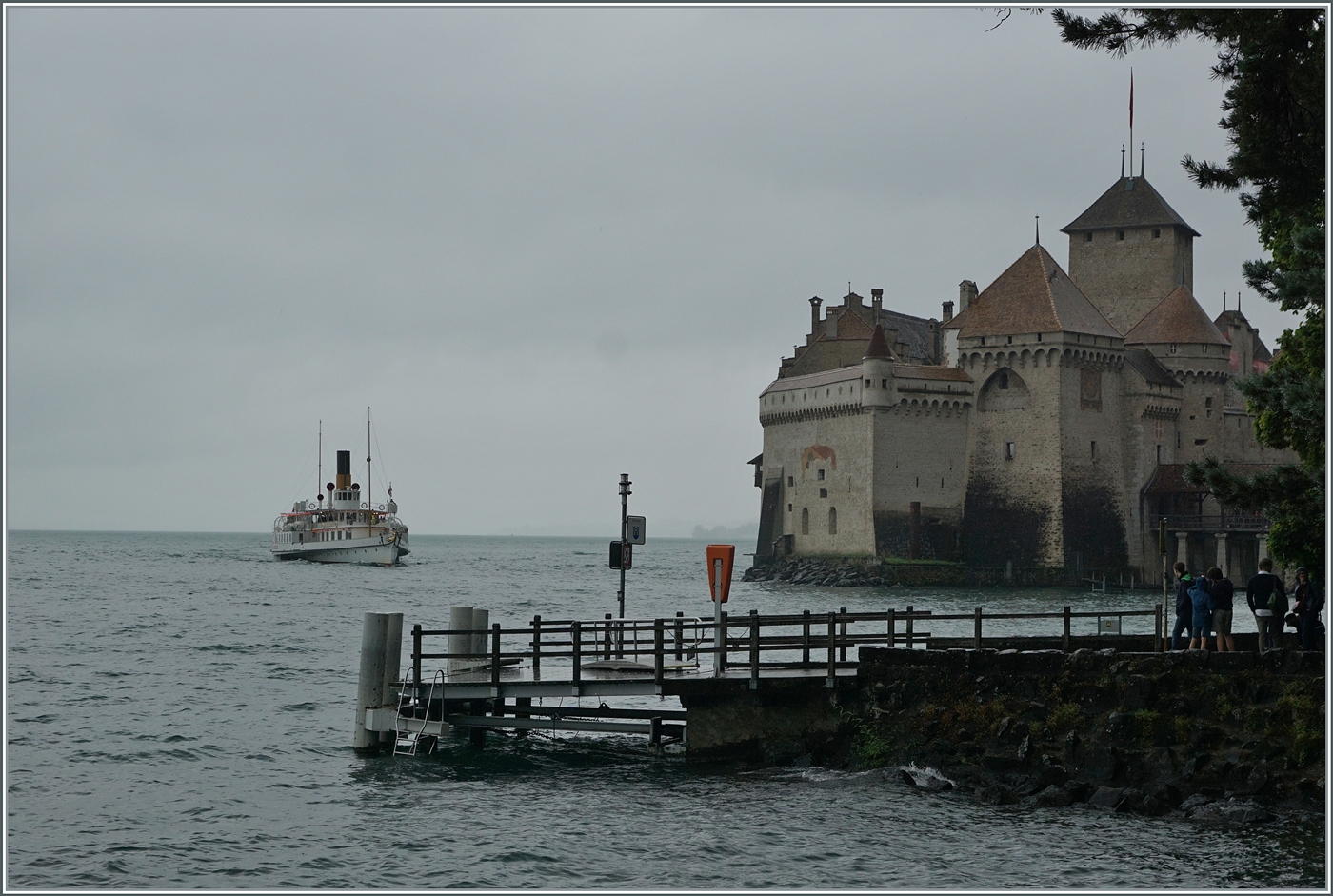 Es herrscht nicht gerade eitel Sonnenschein, als das CGN Raddampfer  La Suisse  Inbetriebsetzung 1910 als Kursschiff 900 die Anlegestelle Château de Chillon erreicht. Aber gibt es einen Grund, bei  schlechtem Wetter  auf das Fotografieren zu verzichten? Noch eine kurze Anmerkung zur Einordnung des Baujahres des Schiffes: es wurde zwei Jahre vor der Stapellauf der TITANIC in Betriebe gesetzt, nun glücklicherweise gibt es auf dem Genfersee keine Eisberge... 

22. Juni 2024