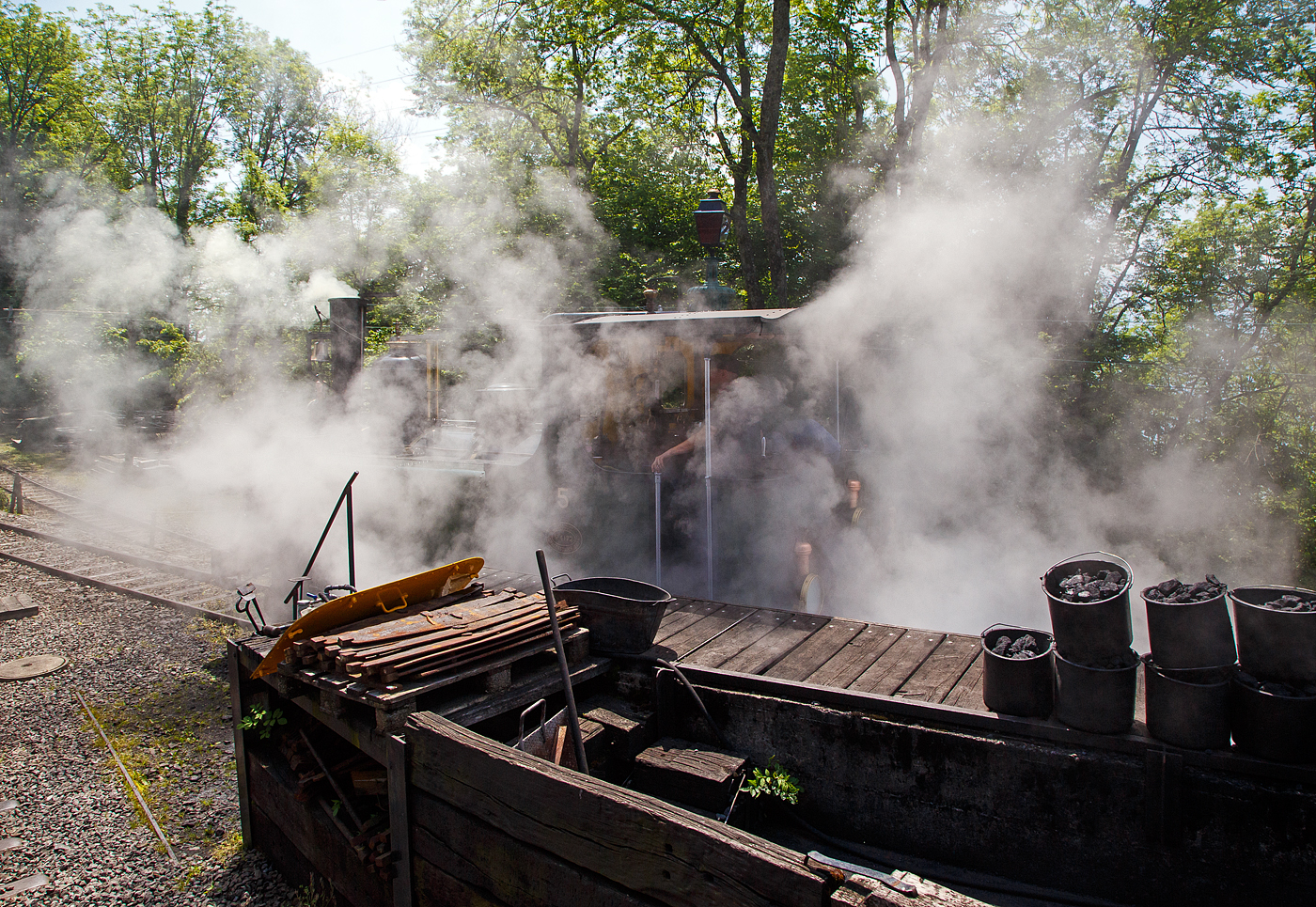 Es raucht und dampft, Museumsbahn-Romantik pur – Pfingsten 2023 (Samstag 27. bis Montag 29. Mai 2023) fand bei der Museumsbahn Blonay–Chamby das Schweizer Dampffestival 2023 / Festival suisse de la Vapeur 2023 statt. 

Die G 3/3 LEB N° 5  Bercher  der Museumsbahn ist am 27.05.2023 bei der Dampflok-Wartungsstelle beim Museumsareal in Chaulin zum Kohlefassen, wobei durch den Rauch und Dampf sieht man recht wenig von der Lok.