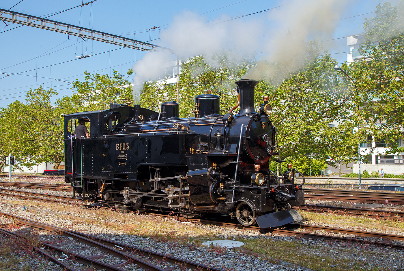 Es raucht und dampft in Vevey...
Die Dampflokomotive für gemischten Adhäsions- und Zahnradbetrieb BFD 3 HG 3/4 (Brig–Furka–Disentis-Bahn), später FO 3 (Furka-Oberalp-Bahn), heute im Bestand der Museumsbahn Blonay–Chamby, rangiert am 28.05.2023 in Vevey. Am Pfingstwochenende fand bei der das Schweizer Dampffestival 2023 / Festival suisse de la Vapeur 2023 statt.

Die Lok Nr. 3 wurde 1969 der Museumsbahn Blonay–Chamby (BC) geschenkt, während Nr. 4 als Reserve weiterhin bei der Furka-Oberalp-Bahn (FO) blieb und hauptsächlich für Nostalgiefahrten verwendet wurde. Mit Ablauf der Untersuchungsfristen wurde sie (FO 4) 1972 abgestellt. Nach einigen Stationen ging die Lok 4 im Jahr 1997 zunächst leihweise an die Dampfbahn Furka-Bergstrecke über. Anschließend wurde sie in der DFB-Werkstätte betriebsfähig aufgearbeitet und 2006 in Betrieb genommen. Die Lok wurde historisch korrekt restauriert und vollständig schwarz lackiert. Anlässlich der Eröffnung des Streckenabschnitts Gletsch–Oberwald im Jahr 2010 ging die Lok als Geschenk an die DFB über.

Auch die ehemaligen FO Loks 1 und 9, sowie Überresten der Loks 2 und 8, sind heute bei der Dampfbahn-Furka-Bergstrecke. Unter der Bezeichnung „Back to Switzerland“ kehrten die vier HG 3/4 aus Vietnam 1990 Jahre in die Schweiz zurück.

Die HG 3/4 Dampflokomotiven haben vier Zylinder, zwei außenliegende für den Adhäsionsantrieb und zwei innenliegende für den Zahnradantrieb. 

TECHNISCHE DATEN:
Länge über Puffer: 8.754 mm
Dienstgewicht: 42 t
Triebraddurchmesser: 910 mm
Laufraddurchmesser: 600 mm
Zahnrad Teilkreis: 688 mm
Zahnrad Zähne/Teilung: 18 Zähne / 120 mm (Abt 2-lamellig)
Anhängelast 110 ‰ Steigung: 60 t
Max. Geschwindigkeit Adhäsion: 45 km /h
Max. Geschwindigkeit Zahnrad: 20 km/h
Leistung: 600 PS (440 kW)
Antriebssystem: Getrennte Adhäsions- & Zahnradmaschine nach System Abt als Heissdampf Vierzylinderverbundmaschine
Bremsen: Vakuumbremse, Riggenbach'sche Gegendruckbremse
Steuerung Adhäsion: Walscherts Kolbenschieber
Steuerung Zahnrad: Joy Kolbenschieber
Zylinderdurchmesser Adhäsion: 420 mm
Zylinderdurchmesser Zahnrad: 560 mm
Kesseldruck: 14 bar
Rostfläche / Heizfläche:1,3 m² / 63 m²
Siede- / Rauchrohre: 95 / 15 Rohre
Kesselwasser-Inhalt: 2,6 m³
Wasservorrat: 3,15 m³
Kohlenvorrat: ca. 1,3 t
