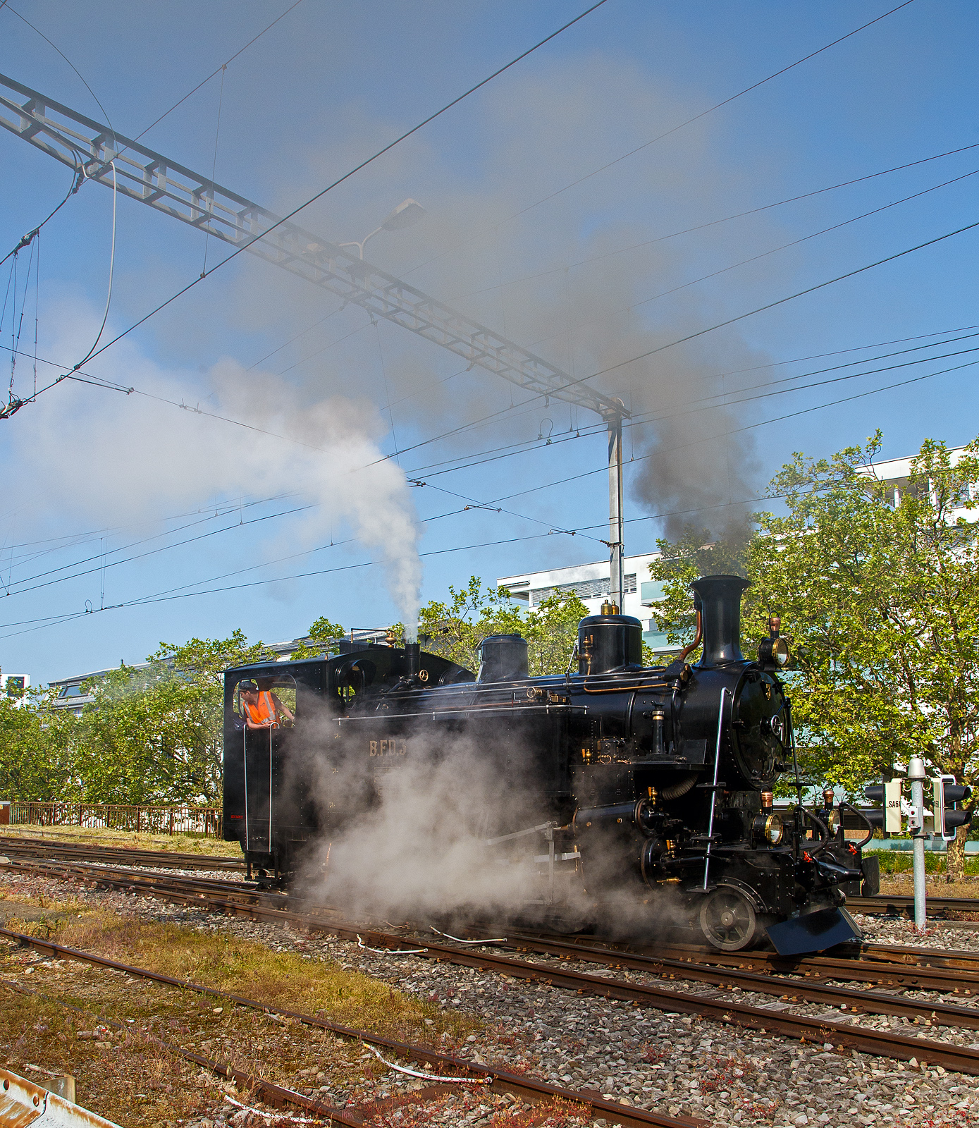 Es raucht und dampft in Vevey...
Die Dampflokomotive für gemischten Adhäsions- und Zahnradbetrieb BFD 3 HG 3/4 (Brig–Furka–Disentis-Bahn), später FO 3 (Furka-Oberalp-Bahn), heute im Bestand der Museumsbahn Blonay–Chamby, rangiert am 28.05.2023 in Vevey. Am Pfingstwochenende fand bei der das Schweizer Dampffestival 2023 / Festival suisse de la Vapeur 2023 statt.