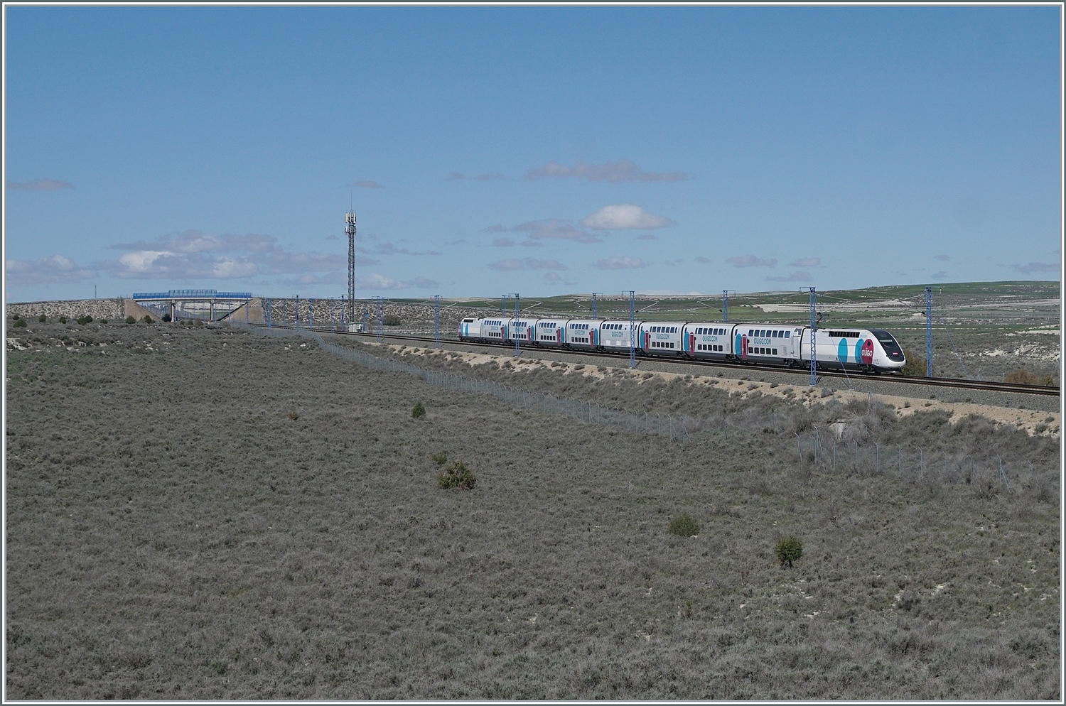 Es tummeln sich allerlei Gesellschaften im Hochgeschwindigkeitsverkehr zwischen Madrid und Barcelona, neben RENFE und IRYO so auch die SNCF mit ihrem OUIGO Espagne; der TGV Rame 813 ist als OUIGO Espagne 6501 bei Bujaraloz von Madrid (10:05) nach Barcelona Sants (an 13:00) unterwegs. Der Zug hält unterwegs in Zaragoza Delicias und Camp de Tarragona. Das Bild zeigt die Schnellfahrstrecke im flachen Land, wie man sich so gemeinhin Spanien vorstellt, doch interessanterweise erreicht die Strecke in den Sierre Ministra bei Streckenkilometer 152,7 eine Höhe von 1217 müM und ist damit die höchst gelegene Schnellfahrstrecken Europas!

18. April 2024

