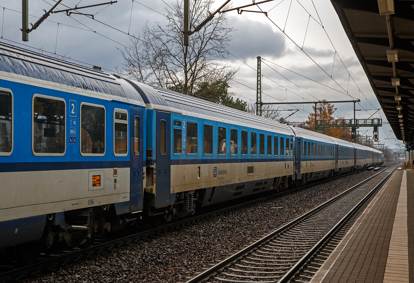 EuroCity 2. Klasse klimatisierter Abteilwagen (Reisezugwagen)
CZ-ČD 73 54 21-91 008-5 der Gattung Bmz 245, der ČD - České dráhy (Tschechischen Eisenbahnen) am 07.12.2022, im Zugverband eingereiht in den EC 378 „Berliner“ (Praha hl.n – Dresden Hbf - Berlin Hbf (tief) - Hamburg Hbf - Kiel Hbf), bei der Zugdurchfahrt in Dresden-Strehlen.