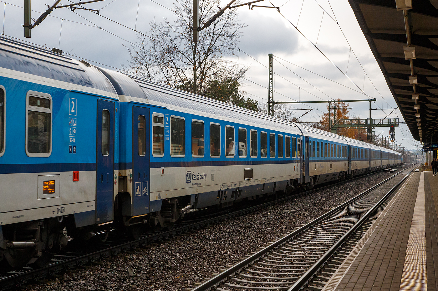 EuroCity 2. Klasse klimatisierter Großraumwagen (Reisezugwagen) mit Fahrradgepäckabteil, CZ-ČD 61 54 20-91 054-4  der Gattung Bdmz 227, der ČD - České dráhy (Tschechischen Eisenbahnen) am 07.12.2022, im Zugverband eingereiht als Wagen 256 in den EC 378   „Berliner“ (Praha hl.n – Dresden Hbf - Berlin Hbf (tief) - Hamburg Hbf - Kiel Hbf), bei der Zugdurchfahrt in Dresden-Strehlen.