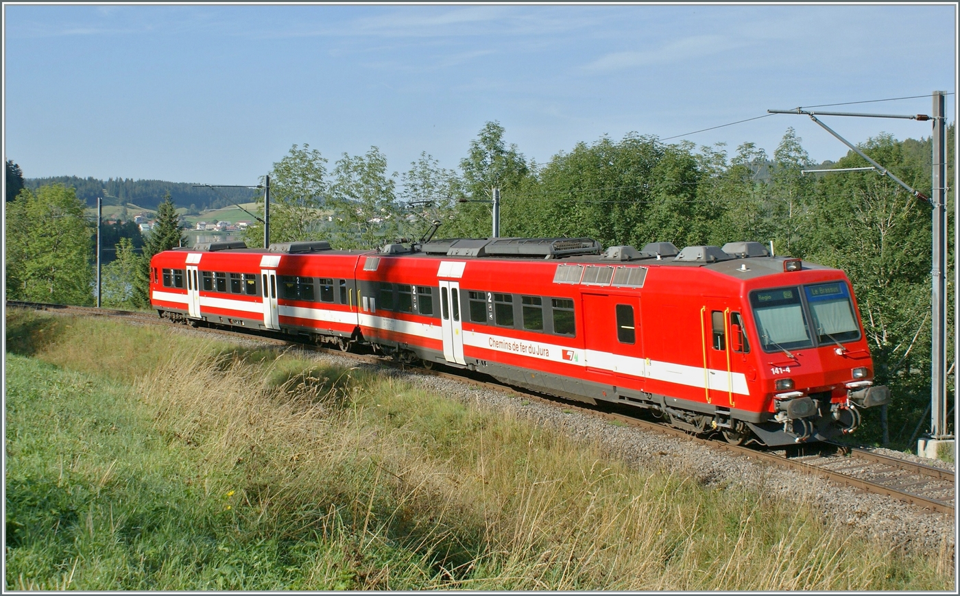 Fahrplanwechsel im Dezember 2025 und dazu stellvertretend dieses Bild, aus Gründen die anschliessend ausführe: 
Zwischen Le Day und Le Pont ist der der CJ RBDe 560 141-4  La Vouivre  (ex SBB RBDe 560 002-8  Sempach Neuenkirch ) als Regionalzug auf der Fahrt von Vallorbe nach Le Brassus. 

Der Fahrplanwechsel bringt besonderes dem Jura etliche Veränderungen, so dass dieses hier gezeigte Bilder recht gut dazu passt: Die Strecke Le Day - Le Brassus wird nach fast einem Jahre Bauarbeiten zum Fahrplanwechsel wieder in Betrieb genommen, Gegenteiliges widerfährt der Strecke Chavornay - Orbe: die Strecke wird für Umbauarbeiten zur Führung direkter Züge ab Lausanne nach Orbe für etwa ein Jahr geschlossen. 
Die RE 56 Biel/Bienne - Meroux entfallen und werden durch BLS MIKA Biel/Bienne - Basel ersetzt. Im Kanton Jura verkehren halbstündlich alternieren Regionalzüge Delémont - Porrentruy - Bonfol oder Delle, bzw. Porrentury - Delle oder Bonfol. Dadurch verliert die CJ den Betrieb auf der Strecke Porrentury - Bonfol. 
Die SNCF Strecke Delle - Belfort wird künftig allein von der SNCF bedient, die Züge verkehren im Stundentakt. 
Und zum Schluss noch eine letzte eher optische Änderung: Die ICN Zürich - Biel/Bienne  (mit Anschluss an die direkten ICN Basel - Lausanne)  wird durch RABe 512 ersetzt. 

Alles in allem interessante Veränderungen, die nicht den Anspruch auf Vollständigkeit erheben, aber die sicher das eine oder andere Fotomotive abgeben werden. 

Das Bild wurde am 16. August 2009 aufgenommen
